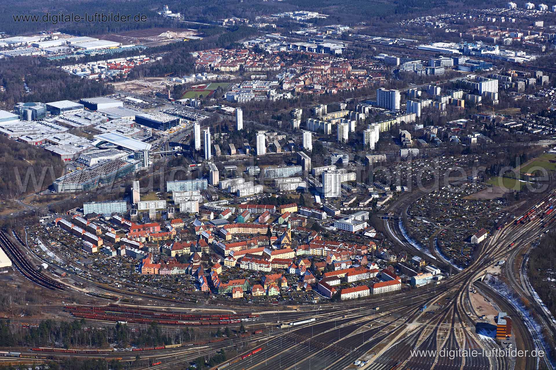 Titel: Rangierbahnhof-Siedlung, Bildnummer: c252290, Ort / Stadt: Nürnberg, (Land)Kreis: kreisfreie Stadt Nürnberg, Regierungsbezirk: Mittelfranken, Bundesland: Bayern, Aufnahmedatum: 21.03.2018, Schlagwörter: Luftbild, Luftbilder, Luftbildfotografie, Luftaufnahme, Luftbildaufnahme, Luftfoto, Vogelperspektive, Vogelansicht, Deutschland, Schräg- und Senkrecht-Luftaufnahmen, Orthofotografie, Rangierbahnhof-Siedlung, Rangierbahnhof, Messe, Langwasser, Gleis, Gleise, Wagon, Zug, Güter, Güterverkehr,