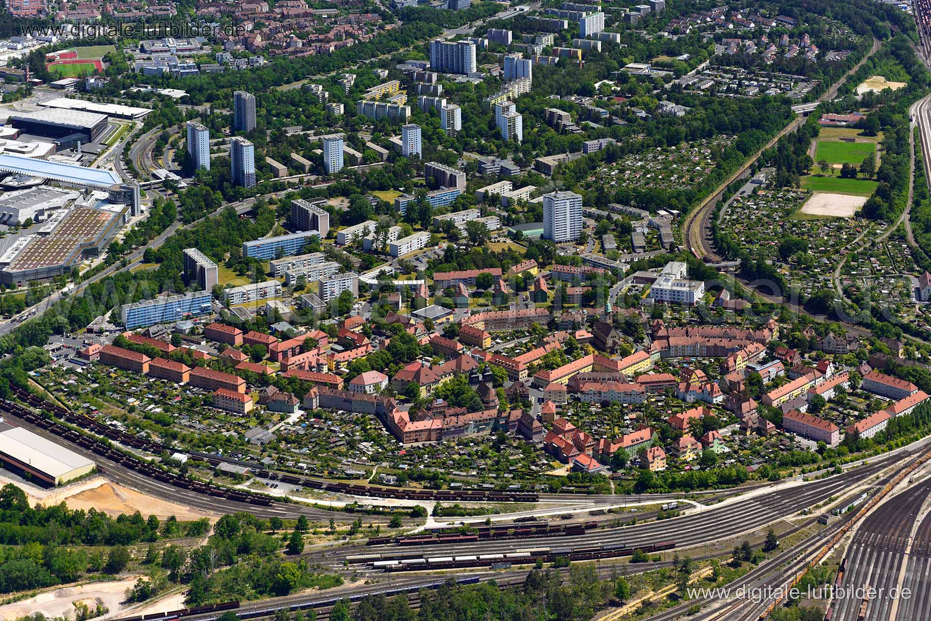 Titel: Rangierbahnhof-Siedlung, Bildnummer: n361010, Ort / Stadt: Nürnberg, (Land)Kreis: kreisfreie Stadt Nürnberg, Regierungsbezirk: Mittelfranken, Bundesland: Bayern, Aufnahmedatum: 02.06.2020, Schlagwörter: Luftbild, Luftbilder, Luftbildfotografie, Luftaufnahme, Luftbildaufnahme, Luftfoto, Vogelperspektive, Vogelansicht, Deutschland, Schräg- und Senkrecht-Luftaufnahmen, Orthofotografie, 90471, Neuselsbrunn, Klenzestraße, Friedrich-List-Weg, Jupiterwinkel, Romigstraße, Planetenring, Sonnenstra