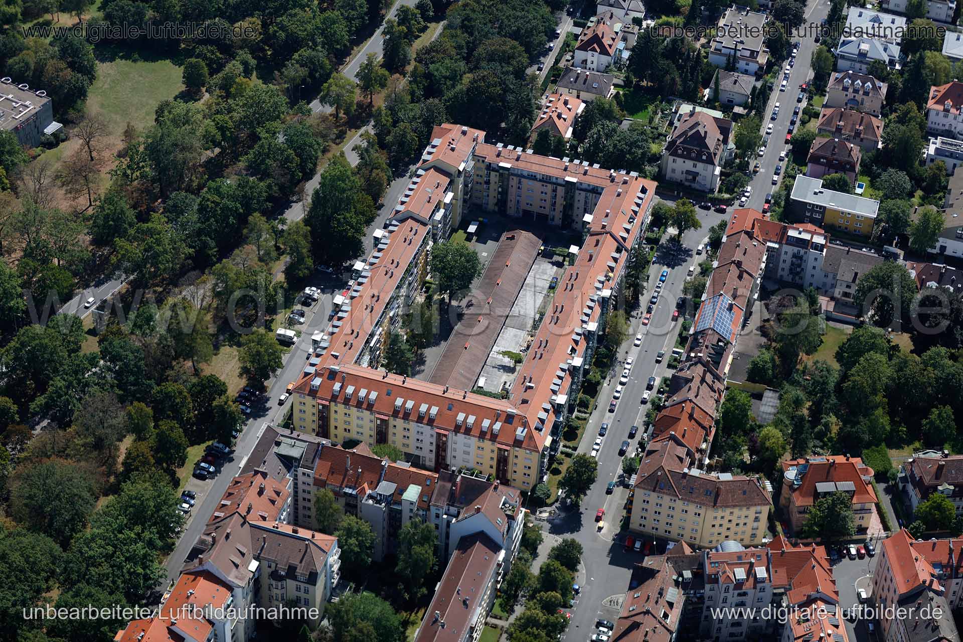 Titel: Rankestraße, Bildnummer: c153830, Ort / Stadt: Nürnberg, (Land)Kreis: kreisfreie Stadt Nürnberg, Regierungsbezirk: Mittelfranken, Bundesland: Bayern, Aufnahmedatum: 26.08.2015, Schlagwörter: Luftbild, Luftbilder, Luftbildfotografie, Luftaufnahme, Luftbildaufnahme, Luftfoto, Vogelperspektive, Vogelansicht, Deutschland, Schräg- und Senkrecht-Luftaufnahmen, Orthofotografie, Rankestraße, Guntherstraße, Münchener Straße, Nibelungenviertel, Parsifalstraße, Monat: August, Jahreszeit: Sommer, Tag