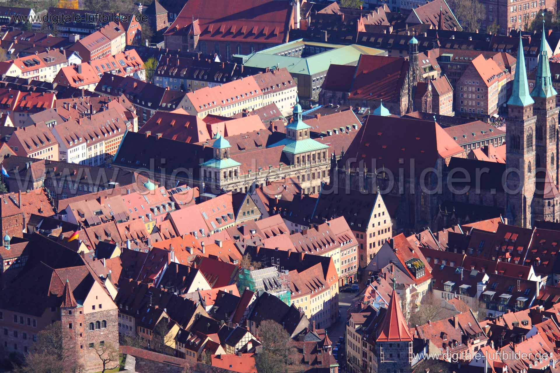 Titel: Rathaus & Sebalduskirche, Bildnummer: cc26020, Ort / Stadt: Nürnberg, (Land)Kreis: kreisfreie Stadt Nürnberg, Regierungsbezirk: Mittelfranken, Bundesland: Bayern, Aufnahmedatum: 02.04.2011, Schlagwörter: Luftbild, Luftbilder, Luftbildfotografie, Luftaufnahme, Luftbildaufnahme, Luftfoto, Vogelperspektive, Vogelansicht, Deutschland, Schräg- und Senkrecht-Luftaufnahmen, Orthofotografie, Altstadt, Rathaus, Sebalduskirche, Innenstadt, Historische Altstadt, Kirche, Rathaus & Sebalduskirche, Mon