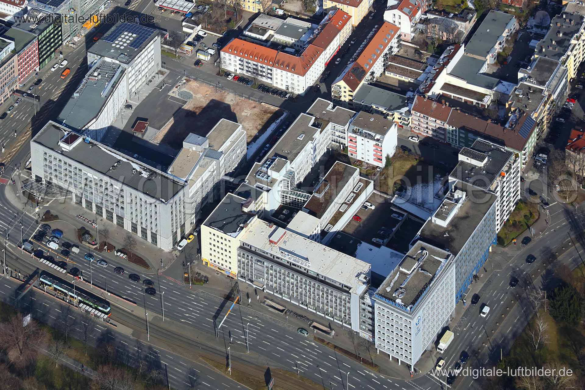 Titel: Rathenauplatz, Bildnummer: c253590, Ort / Stadt: Nürnberg, (Land)Kreis: kreisfreie Stadt Nürnberg, Regierungsbezirk: Mittelfranken, Bundesland: Bayern, Aufnahmedatum: 21.03.2018, Schlagwörter: Luftbild, Luftbilder, Luftbildfotografie, Luftaufnahme, Luftbildaufnahme, Luftfoto, Vogelperspektive, Vogelansicht, Deutschland, Schräg- und Senkrecht-Luftaufnahmen, Orthofotografie, Rathenauplatz, Nunnenbeckstraße, Sulzbacher Straße, Harmoniestraße, Rudolphstraße, Bayreuther Straße, Lenbachstraße,