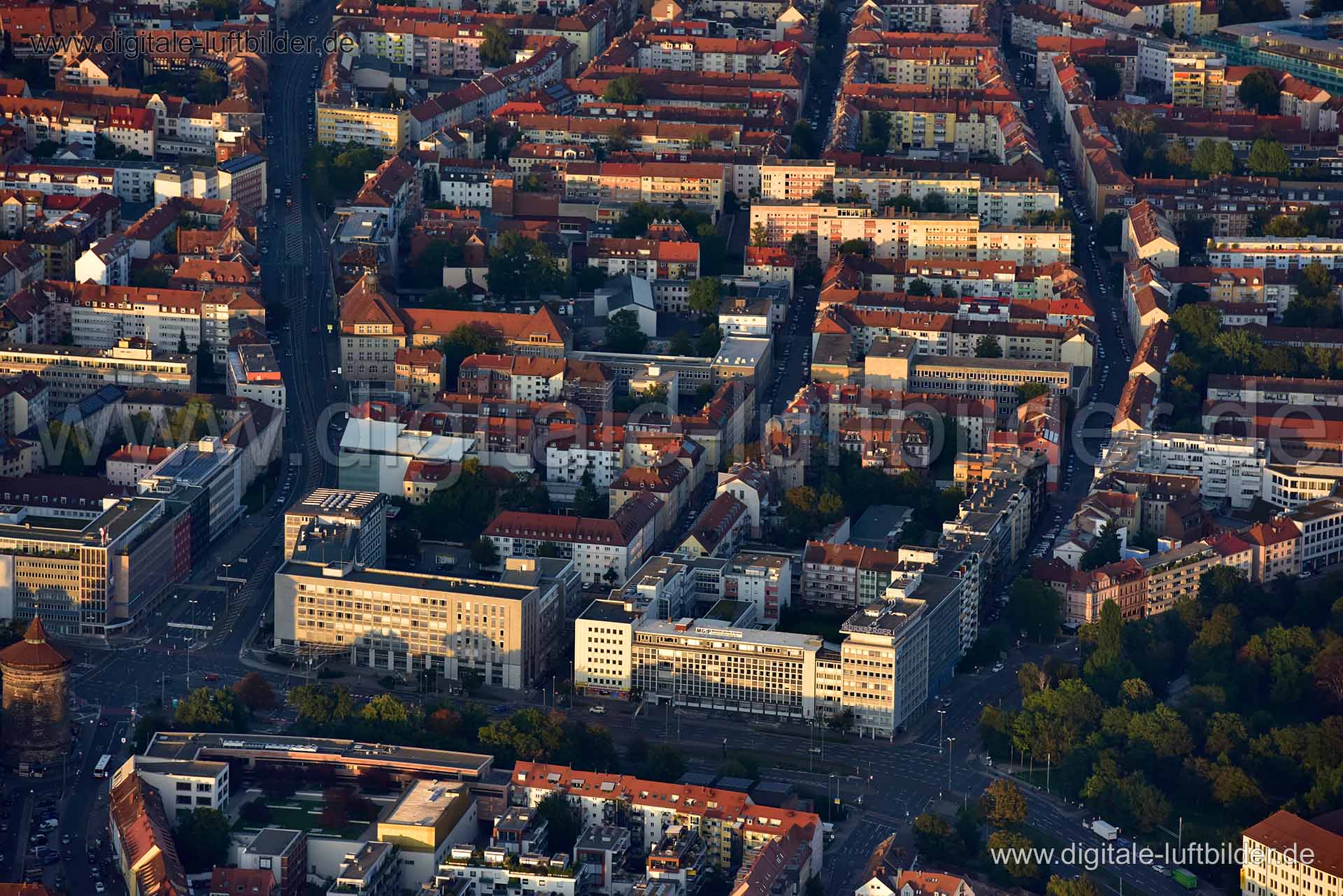 Titel: Rathenauplatz, Bildnummer: n330490, Ort / Stadt: Nürnberg, (Land)Kreis: kreisfreie Stadt Nürnberg, Regierungsbezirk: Mittelfranken, Bundesland: Bayern, Aufnahmedatum: 23.08.2019, Schlagwörter: Luftbild, Luftbilder, Luftbildfotografie, Luftaufnahme, Luftbildaufnahme, Luftfoto, Vogelperspektive, Vogelansicht, Deutschland, Schräg- und Senkrecht-Luftaufnahmen, Orthofotografie, 90489, 90403, 90402, 90409, Feldgasse, Sulzbacher Straße, Krellerstraße, Rudolphstraße, Stresemannplatz, Martin-Richt