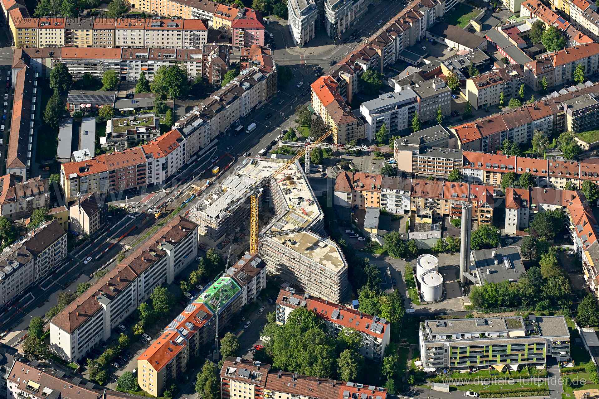 Titel: Rennweg, Bildnummer: n515500, Ort / Stadt: Nürnberg, (Land)Kreis: kreisfreie Stadt Nürnberg, Regierungsbezirk: Mittelfranken, Bundesland: Bayern, Aufnahmedatum: 11.08.2023, Schlagwörter: Deutschland, 90408, 90409, 90489, Am Stadtpark, Bayreuther Straße, Bucher Straße, Feldgasse, Ludwig-Feuerbach-Straße, Martin-Richter-Straße, Nürnberg, Pirckheimerstraße, Rennweg, Rudolphstraße, Stuckstraße, Veillodterstraße, Wurzelbauerstraße, Rennweg, Park Lane, PI, PI Project Immobilien, Kran, Baustelle