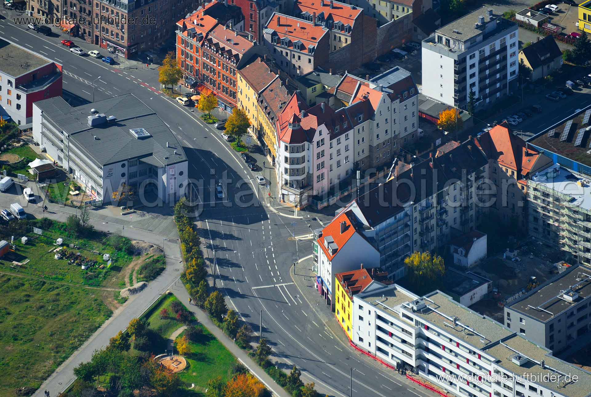 Titel: Rothenburger Straße Ecke Fuggerstraße, Bildnummer: n075840, Ort / Stadt: Nürnberg, (Land)Kreis: kreisfreie Stadt Nürnberg, Regierungsbezirk: Mittelfranken, Bundesland: Bayern, Aufnahmedatum: 19.10.2013, Schlagwörter: Luftbild, Luftbilder, Luftbildfotografie, Luftaufnahme, Luftbildaufnahme, Luftfoto, Vogelperspektive, Vogelansicht, Deutschland, Schräg- und Senkrecht-Luftaufnahmen, Orthofotografie, Rothenburger Straße, St. Leonhard, Fuggerstraße, Wolgemutstraße, Zweigstraße, Gewerbeflächen