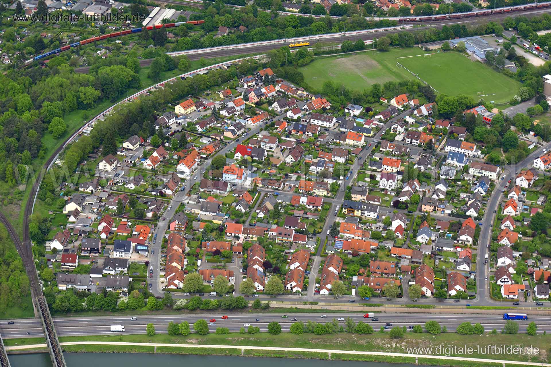 Titel: Rüsternweg, Bildnummer: n146660, Ort / Stadt: Nürnberg, (Land)Kreis: kreisfreie Stadt Nürnberg, Regierungsbezirk: Mittelfranken, Bundesland: Bayern, Aufnahmedatum: 11.05.2015, Schlagwörter: Luftbild, Luftbilder, Luftbildfotografie, Luftaufnahme, Luftbildaufnahme, Luftfoto, Vogelperspektive, Vogelansicht, Deutschland, Schräg- und Senkrecht-Luftaufnahmen, Orthofotografie, Rüsternweg, Schlehdornweg, Kiefernschlag, An der Marterlach, Pappelweg, Akeleiweg, Steinbrechweg, Südwesttangente, Forst
