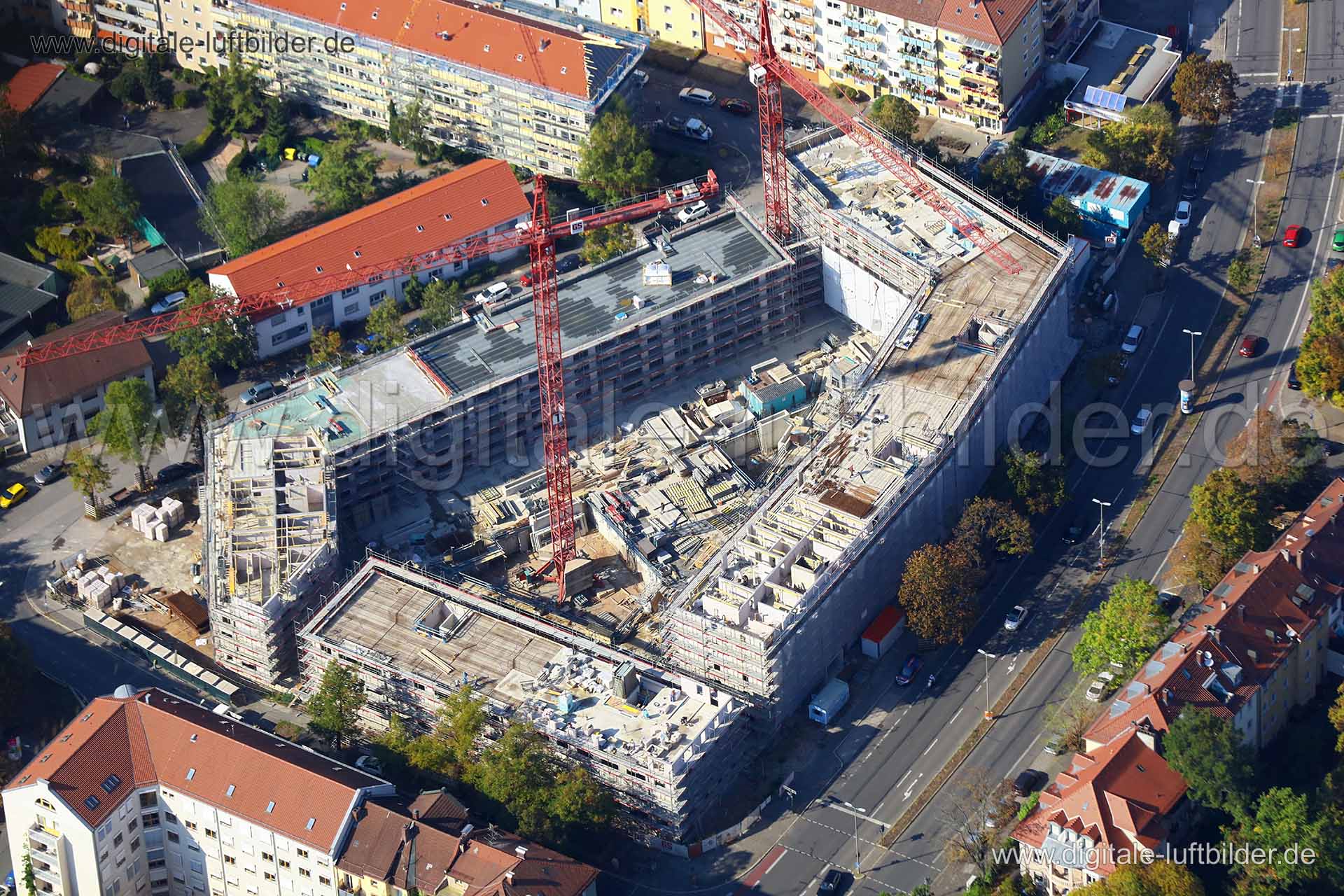 Titel: Schillingstraße, Bildnummer: c282610, Ort / Stadt: Nürnberg, (Land)Kreis: kreisfreie Stadt Nürnberg, Regierungsbezirk: Mittelfranken, Bundesland: Bayern, Aufnahmedatum: 19.09.2018, Schlagwörter: Luftbild, Luftbilder, Luftbildfotografie, Luftaufnahme, Luftbildaufnahme, Luftfoto, Vogelperspektive, Vogelansicht, Deutschland, Schräg- und Senkrecht-Luftaufnahmen, Orthofotografie, Schillingstraße, Galvanistraße, Baustelle, Großbaustelle, Sperberstraße, Huldstraße, Pillenreuther Straße, Schönwei
