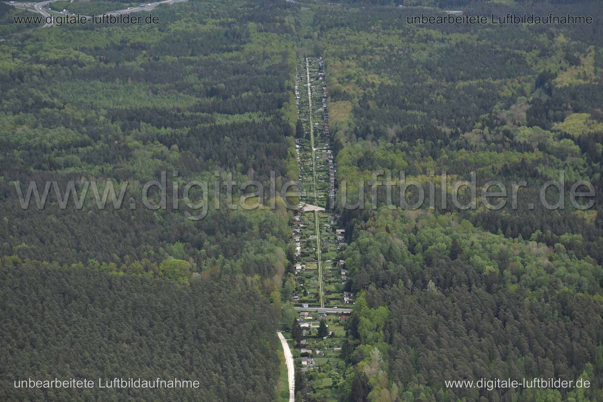 Titel: Schneise, Bildnummer: n146530, Ort / Stadt: Nürnberg, (Land)Kreis: kreisfreie Stadt Nürnberg, Regierungsbezirk: Mittelfranken, Bundesland: Bayern, Aufnahmedatum: 11.05.2015, Schlagwörter: Luftbild, Luftbilder, Luftbildfotografie, Luftaufnahme, Luftbildaufnahme, Luftfoto, Vogelperspektive, Vogelansicht, Deutschland, Schräg- und Senkrecht-Luftaufnahmen, Orthofotografie, Wald, Forst, Schneise, Kahlschlag, Trasse, Schrebergärten, Schrebergarten, Monat: Mai, Jahreszeit: Sommer, Tageszeit: Mitt