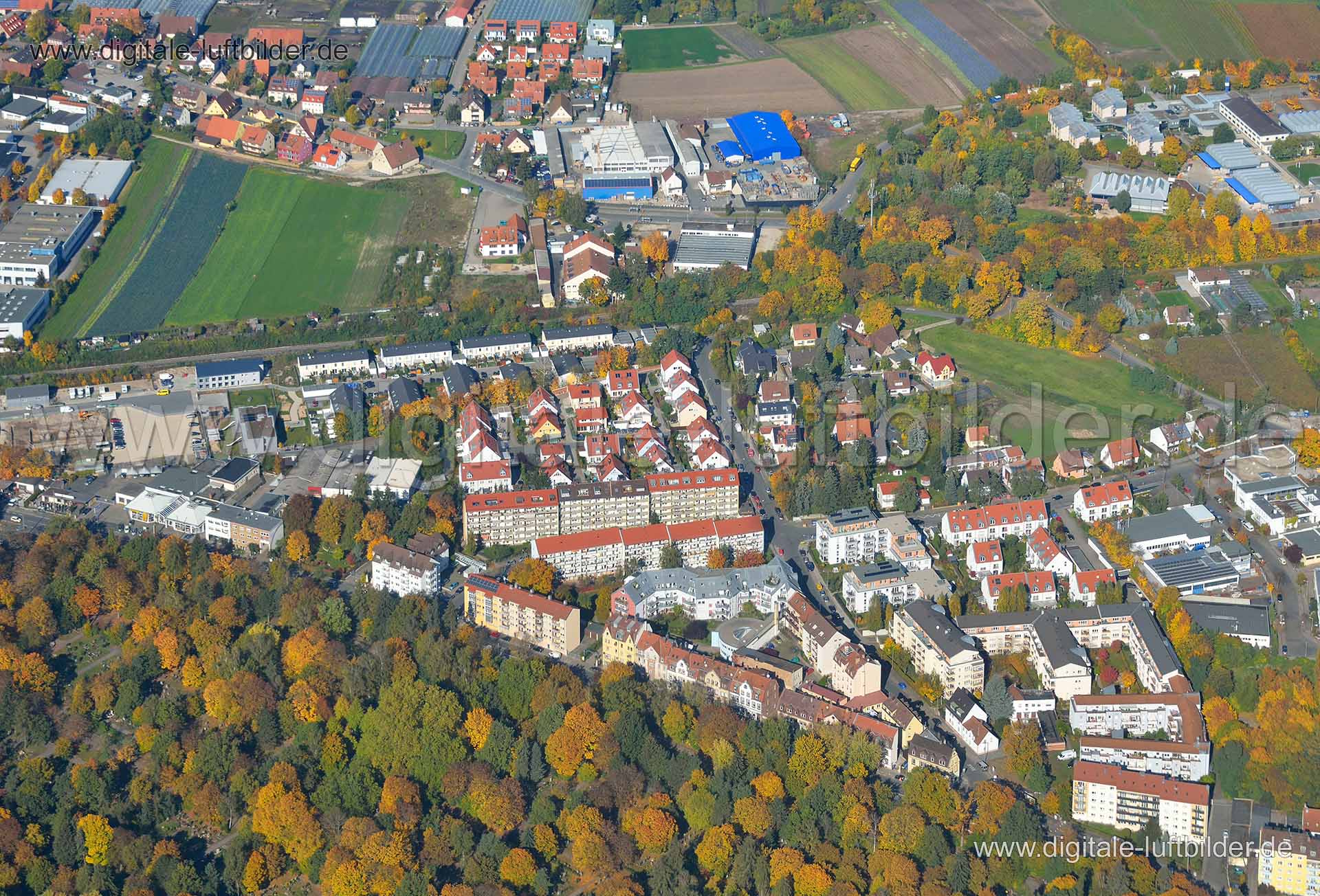 Titel: Schniegling, Bildnummer: n074780, Ort / Stadt: Nürnberg, (Land)Kreis: kreisfreie Stadt Nürnberg, Regierungsbezirk: Mittelfranken, Bundesland: Bayern, Aufnahmedatum: 19.10.2013, Schlagwörter: Luftbild, Luftbilder, Luftbildfotografie, Luftaufnahme, Luftbildaufnahme, Luftfoto, Vogelperspektive, Vogelansicht, Deutschland, Schräg- und Senkrecht-Luftaufnahmen, Orthofotografie, Schniegling, Westfriedhof, Herbstlaub, Selsenbachweg, Bienweg, Wittener Weg, Lemgoer Straße, Wetzendorfer Straße, Biele