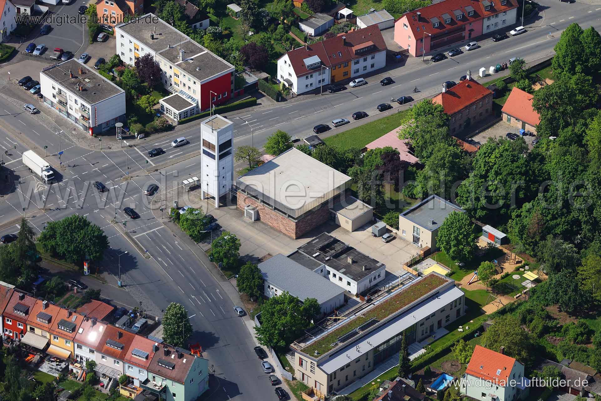 Titel: Schnieglinger Straße Ecke Fuchsloch, Bildnummer: cd17520, Ort / Stadt: Nürnberg, (Land)Kreis: kreisfreie Stadt Nürnberg, Regierungsbezirk: Mittelfranken, Bundesland: Bayern, Aufnahmedatum: 04.05.2014, Schlagwörter: Luftbild, Luftbilder, Luftbildfotografie, Luftaufnahme, Luftbildaufnahme, Luftfoto, Vogelperspektive, Vogelansicht, Deutschland, Schräg- und Senkrecht-Luftaufnahmen, Orthofotografie, Schniegling, Brettergartenstraße, Holsteiner Straße, Evangelisch-Lutherischen-Versöhnungskirche