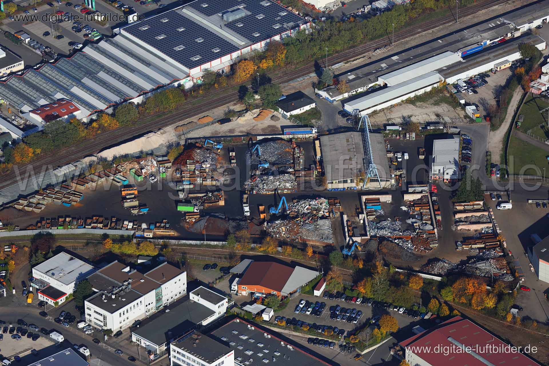 Titel: Schrottplatz, Bildnummer: c123750, Ort / Stadt: Nürnberg, (Land)Kreis: kreisfreie Stadt Nürnberg, Regierungsbezirk: Mittelfranken, Bundesland: Bayern, Aufnahmedatum: 03.11.2014, Schlagwörter: Luftbild, Luftbilder, Luftbildfotografie, Luftaufnahme, Luftbildaufnahme, Luftfoto, Vogelperspektive, Vogelansicht, Deutschland, Schräg- und Senkrecht-Luftaufnahmen, Orthofotografie, Schrottplatz, Schrott, Altmetall, Baustelle, Kran, Wertstoffhof, Recycling, Gewerbeflächen & Gewerbeimmobilien, Indust