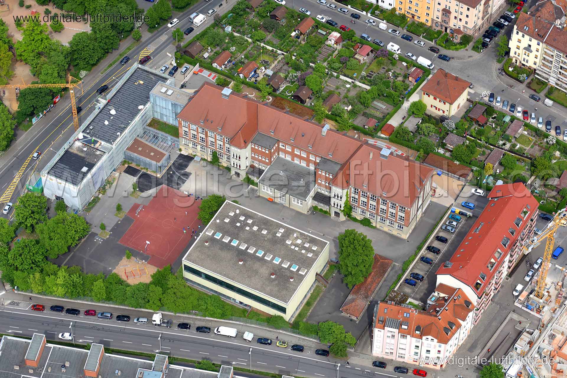 Titel: Schule Gudrunstraße, Bildnummer: n147270, Ort / Stadt: Nürnberg, (Land)Kreis: kreisfreie Stadt Nürnberg, Regierungsbezirk: Mittelfranken, Bundesland: Bayern, Aufnahmedatum: 11.05.2015, Schlagwörter: Luftbild, Luftbilder, Luftbildfotografie, Luftaufnahme, Luftbildaufnahme, Luftfoto, Vogelperspektive, Vogelansicht, Deutschland, Schräg- und Senkrecht-Luftaufnahmen, Orthofotografie, Adam-Kraft-Ralschule, Schule, Pillenreuther Straße, Lutherplatz, Zwinglistraße, Siemensstraße, Gudrunstraße, Sc