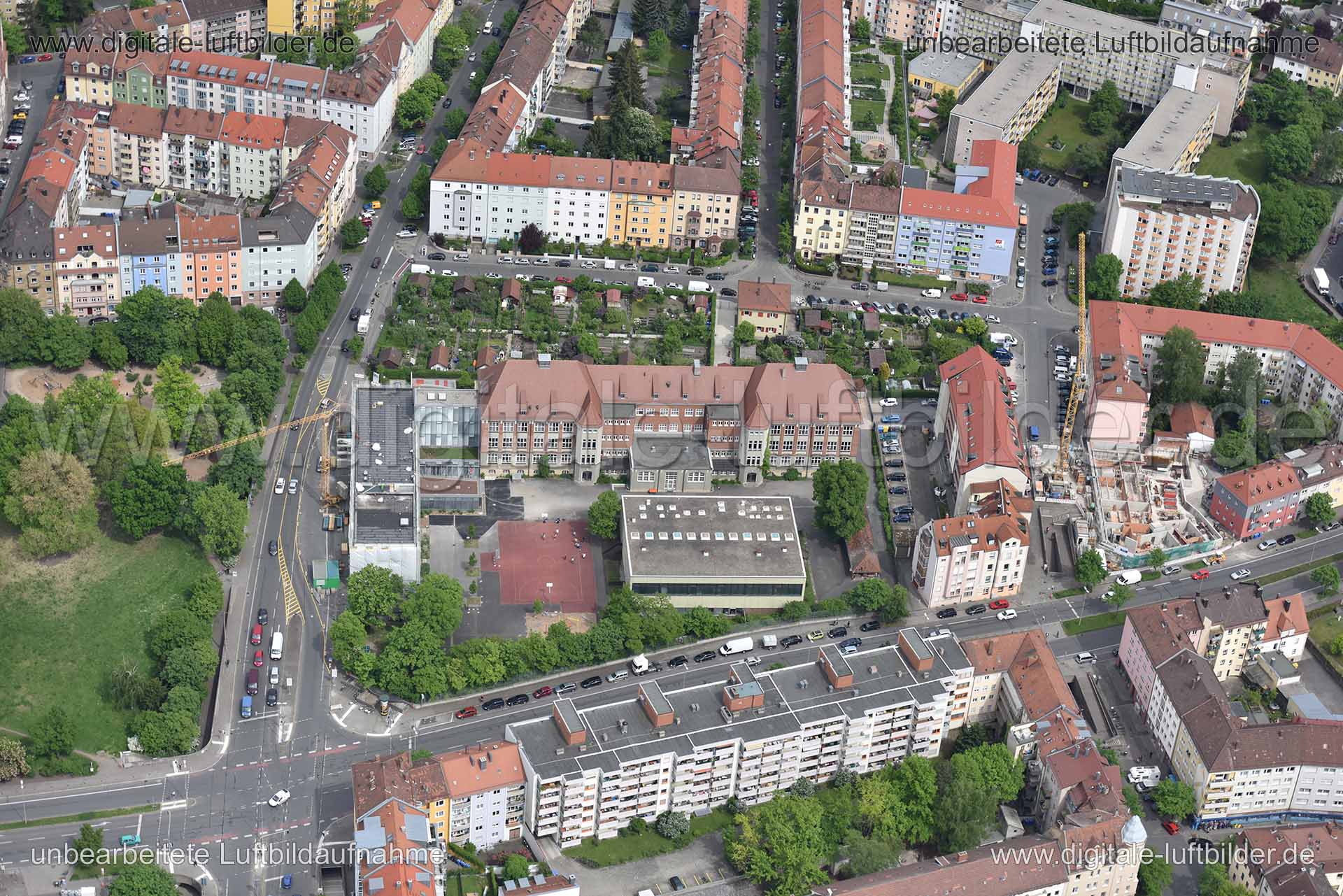 Titel: Schule Gudrunstraße, Bildnummer: n147310, Ort / Stadt: Nürnberg, (Land)Kreis: kreisfreie Stadt Nürnberg, Regierungsbezirk: Mittelfranken, Bundesland: Bayern, Aufnahmedatum: 11.05.2015, Schlagwörter: Luftbild, Luftbilder, Luftbildfotografie, Luftaufnahme, Luftbildaufnahme, Luftfoto, Vogelperspektive, Vogelansicht, Deutschland, Schräg- und Senkrecht-Luftaufnahmen, Orthofotografie, Adam-Kraft-Ralschule, Schule, Pillenreuther Straße, Lutherplatz, Zwinglistraße, Siemensstraße, Gudrunstraße, Sc