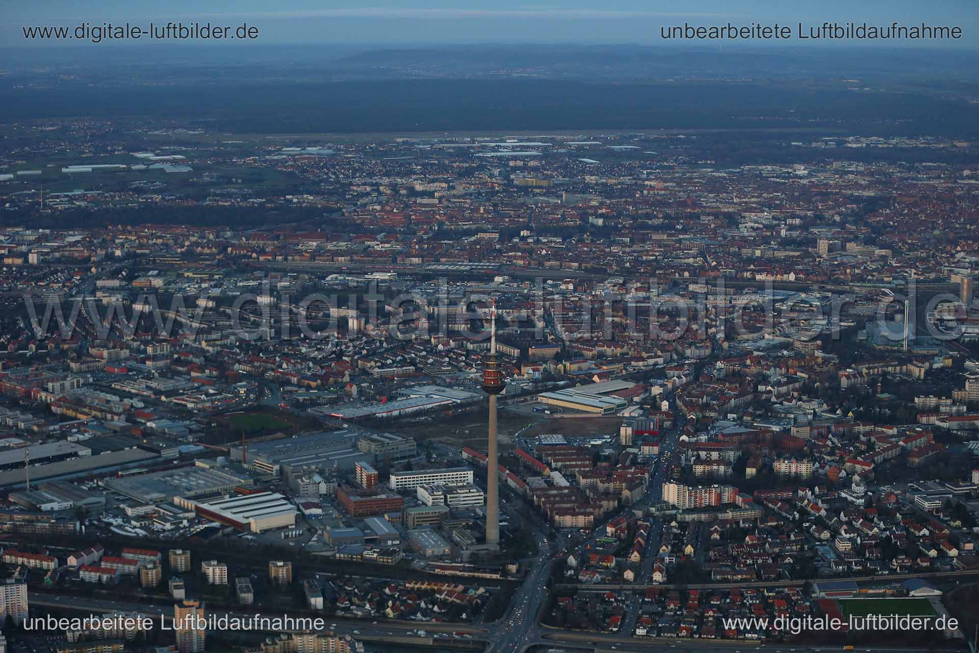 Titel: Schweinau Panorama, Bildnummer: b184130, Ort / Stadt: Nürnberg, (Land)Kreis: kreisfreie Stadt Nürnberg, Regierungsbezirk: Mittelfranken, Bundesland: Bayern, Aufnahmedatum: 22.12.2015, Schlagwörter: Luftbild, Luftbilder, Luftbildfotografie, Luftaufnahme, Luftbildaufnahme, Luftfoto, Vogelperspektive, Vogelansicht, Deutschland, Schräg- und Senkrecht-Luftaufnahmen, Orthofotografie, Panorama, Fernsehturm, Fernmeldeturm, Schweinau, St. Leonhard, Schweinauer Hauptstraße, Blick Richtung Nord, Sch