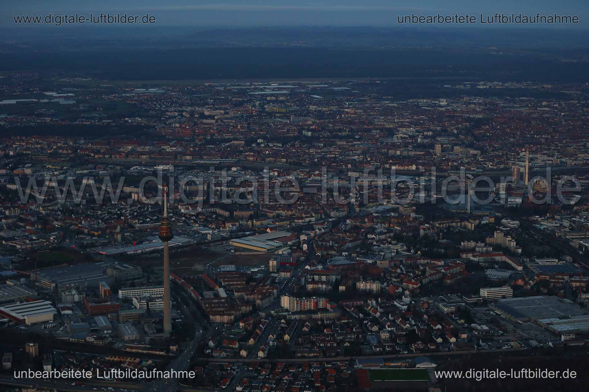 Titel: Schweinau Panorama, Bildnummer: b184140, Ort / Stadt: Nürnberg, (Land)Kreis: kreisfreie Stadt Nürnberg, Regierungsbezirk: Mittelfranken, Bundesland: Bayern, Aufnahmedatum: 22.12.2015, Schlagwörter: Luftbild, Luftbilder, Luftbildfotografie, Luftaufnahme, Luftbildaufnahme, Luftfoto, Vogelperspektive, Vogelansicht, Deutschland, Schräg- und Senkrecht-Luftaufnahmen, Orthofotografie, Panorama, Fernsehturm, Fernmeldeturm, Schweinau, St. Leonhard, Schweinauer Hauptstraße, Blick Richtung Nord, Sch