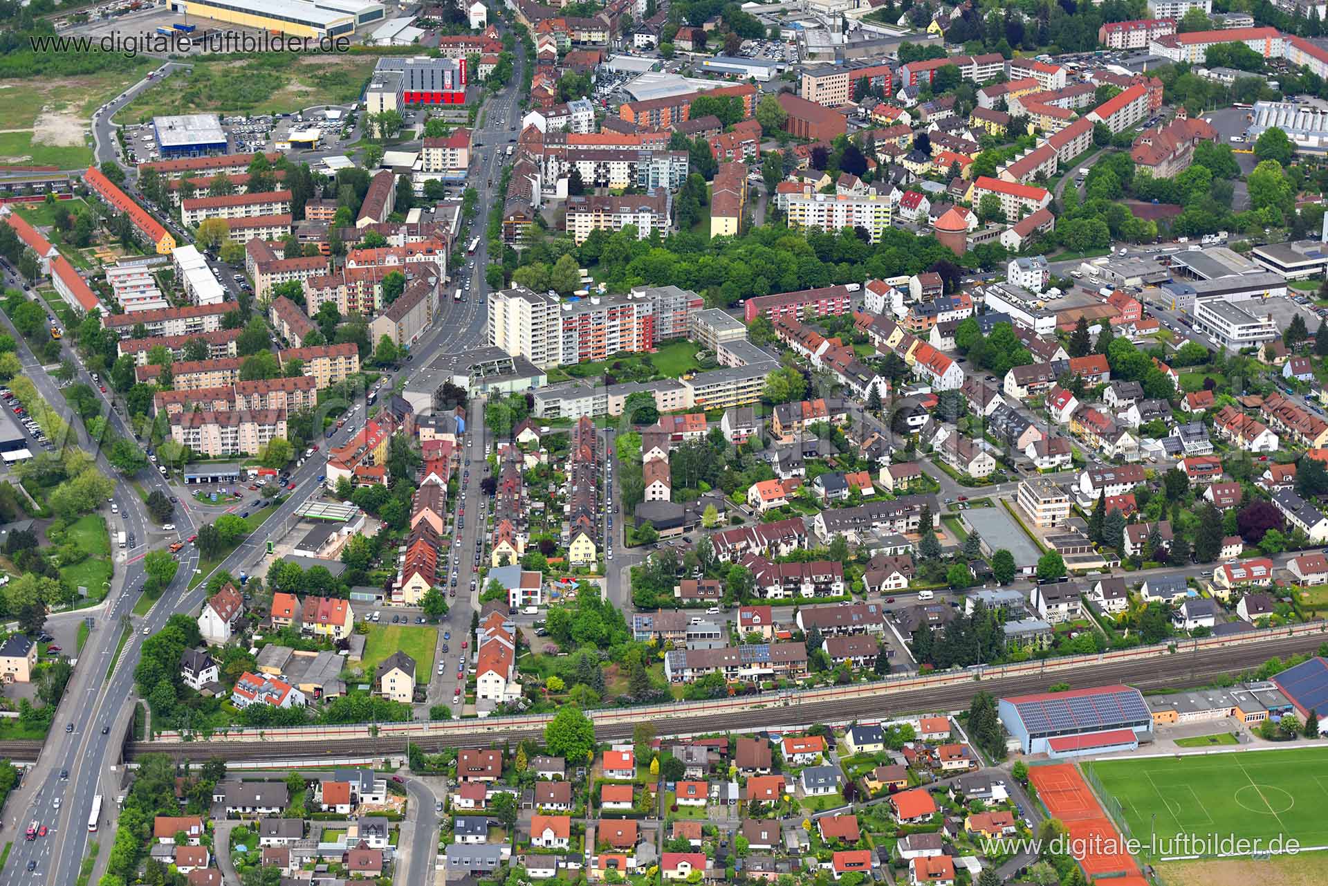 Titel: Schweinauer Straße, Bildnummer: n146720, Ort / Stadt: Nürnberg, (Land)Kreis: kreisfreie Stadt Nürnberg, Regierungsbezirk: Mittelfranken, Bundesland: Bayern, Aufnahmedatum: 11.05.2015, Schlagwörter: Luftbild, Luftbilder, Luftbildfotografie, Luftaufnahme, Luftbildaufnahme, Luftfoto, Vogelperspektive, Vogelansicht, Deutschland, Schräg- und Senkrecht-Luftaufnahmen, Orthofotografie, Schweinauer Hauptstraße, Schweinau, Röthenbach, Hohe Marter, Nordwestring, Kaiserslauterer Straße, Esslinger Str