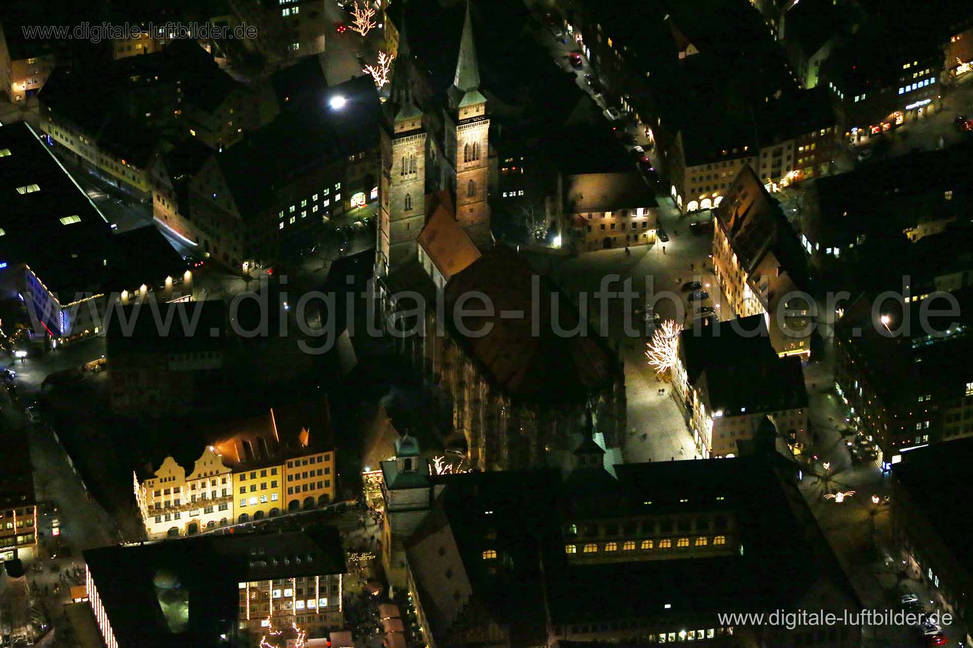 Titel: Sebalduskirche, Bildnummer: bb87700, Ort / Stadt: Nürnberg, (Land)Kreis: kreisfreie Stadt Nürnberg, Regierungsbezirk: Mittelfranken, Bundesland: Bayern, Aufnahmedatum: 22.12.2015, Schlagwörter: Luftbild, Luftbilder, Luftbildfotografie, Luftaufnahme, Luftbildaufnahme, Luftfoto, Vogelperspektive, Vogelansicht, Deutschland, Schräg- und Senkrecht-Luftaufnahmen, Orthofotografie, Sebalduskirche, Kirche, Rathausplatz, St. Sebald, Waaggasse, Winklerstraße, Monat: Dezember, Jahreszeit: Winter, Tag
