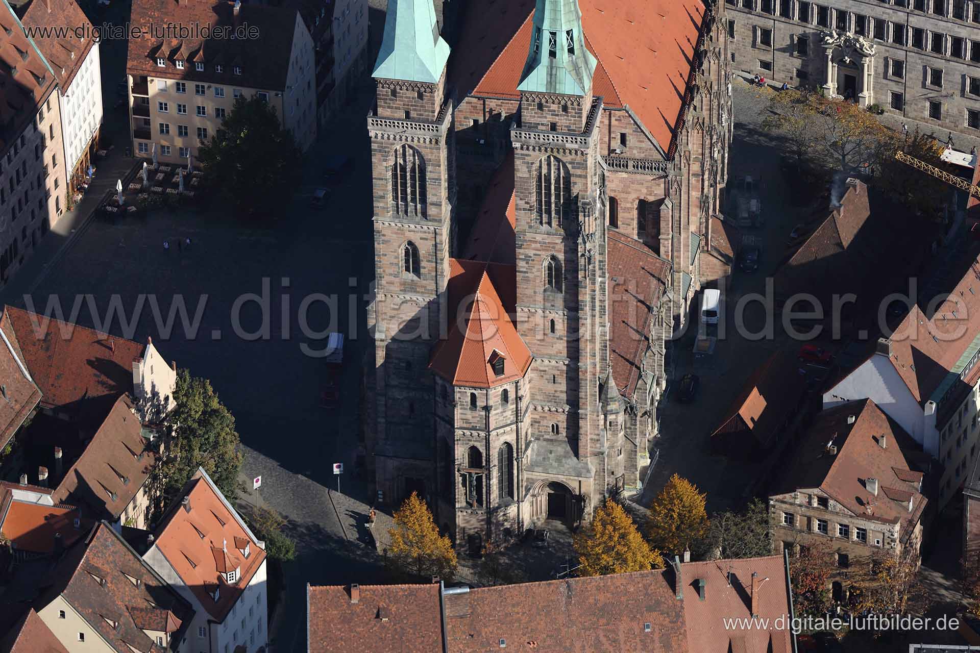 Titel: Sebalduskirche, Bildnummer: c121730, Ort / Stadt: Nürnberg, (Land)Kreis: kreisfreie Stadt Nürnberg, Regierungsbezirk: Mittelfranken, Bundesland: Bayern, Aufnahmedatum: 03.11.2014, Schlagwörter: Luftbild, Luftbilder, Luftbildfotografie, Luftaufnahme, Luftbildaufnahme, Luftfoto, Vogelperspektive, Vogelansicht, Deutschland, Schräg- und Senkrecht-Luftaufnahmen, Orthofotografie, Sebalduskirche, Kirche, St. Sebald, Altstadt, Monat: November, Jahreszeit: Herbst, Tageszeit: Mittag / Nachmittag, J
