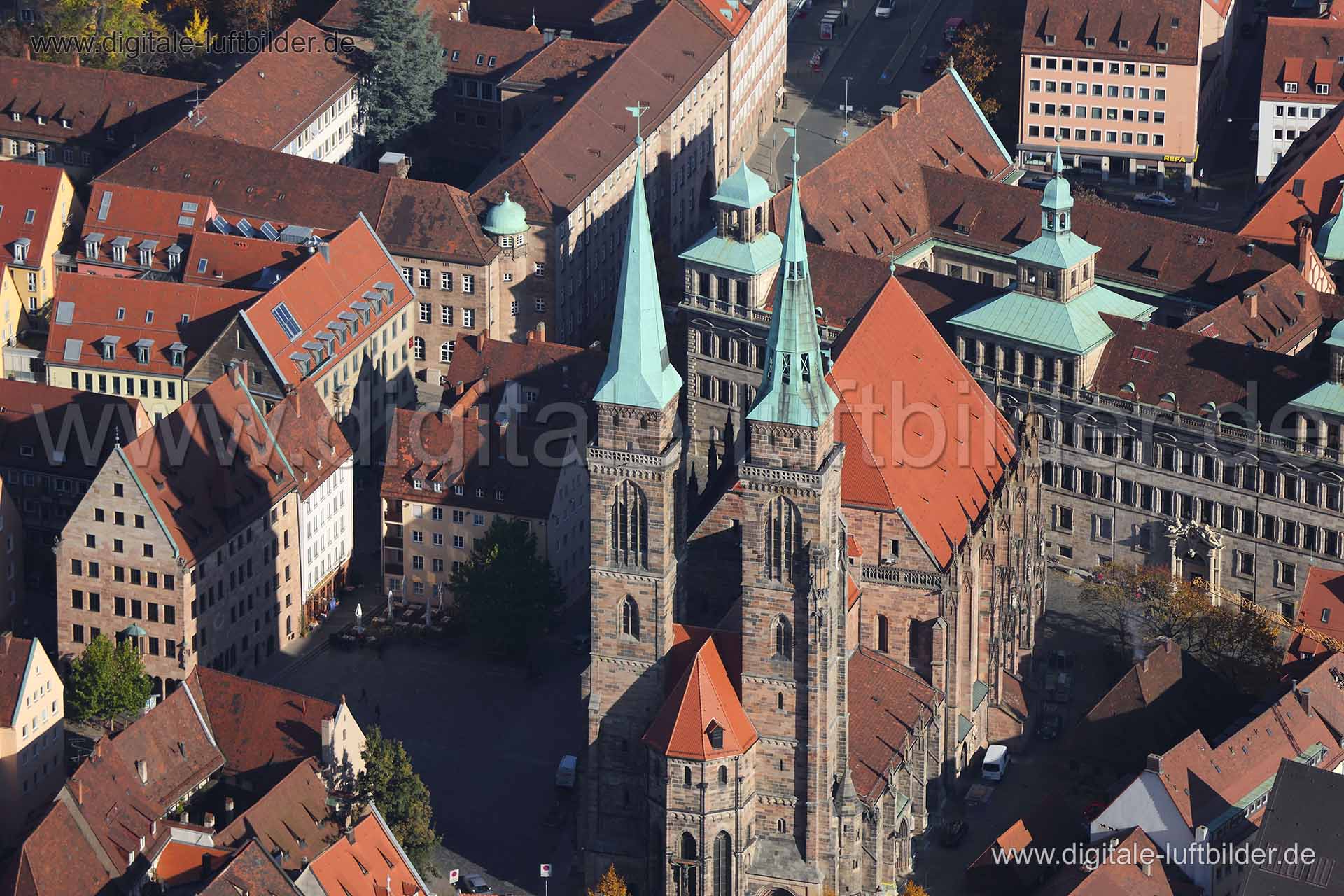Titel: Sebalduskirche, Bildnummer: c121830, Ort / Stadt: Nürnberg, (Land)Kreis: kreisfreie Stadt Nürnberg, Regierungsbezirk: Mittelfranken, Bundesland: Bayern, Aufnahmedatum: 03.11.2014, Schlagwörter: Luftbild, Luftbilder, Luftbildfotografie, Luftaufnahme, Luftbildaufnahme, Luftfoto, Vogelperspektive, Vogelansicht, Deutschland, Schräg- und Senkrecht-Luftaufnahmen, Orthofotografie, Sebalduskirche, Rathaus, Kirche, Altstadt, Innenstadt, Monat: November, Jahreszeit: Herbst, Tageszeit: Mittag / Nach