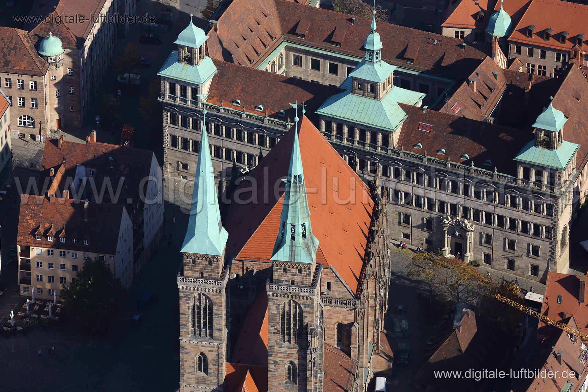 Titel: Sebalduskirche & Rathaus, Bildnummer: c121740, Ort / Stadt: Nürnberg, (Land)Kreis: kreisfreie Stadt Nürnberg, Regierungsbezirk: Mittelfranken, Bundesland: Bayern, Aufnahmedatum: 03.11.2014, Schlagwörter: Luftbild, Luftbilder, Luftbildfotografie, Luftaufnahme, Luftbildaufnahme, Luftfoto, Vogelperspektive, Vogelansicht, Deutschland, Schräg- und Senkrecht-Luftaufnahmen, Orthofotografie, Sebalder Platz, Kirche, Sebalduskirche, Rathaus, Bratwursthäusle, Kirchturmspitze, Sebalduskirche & Rathau