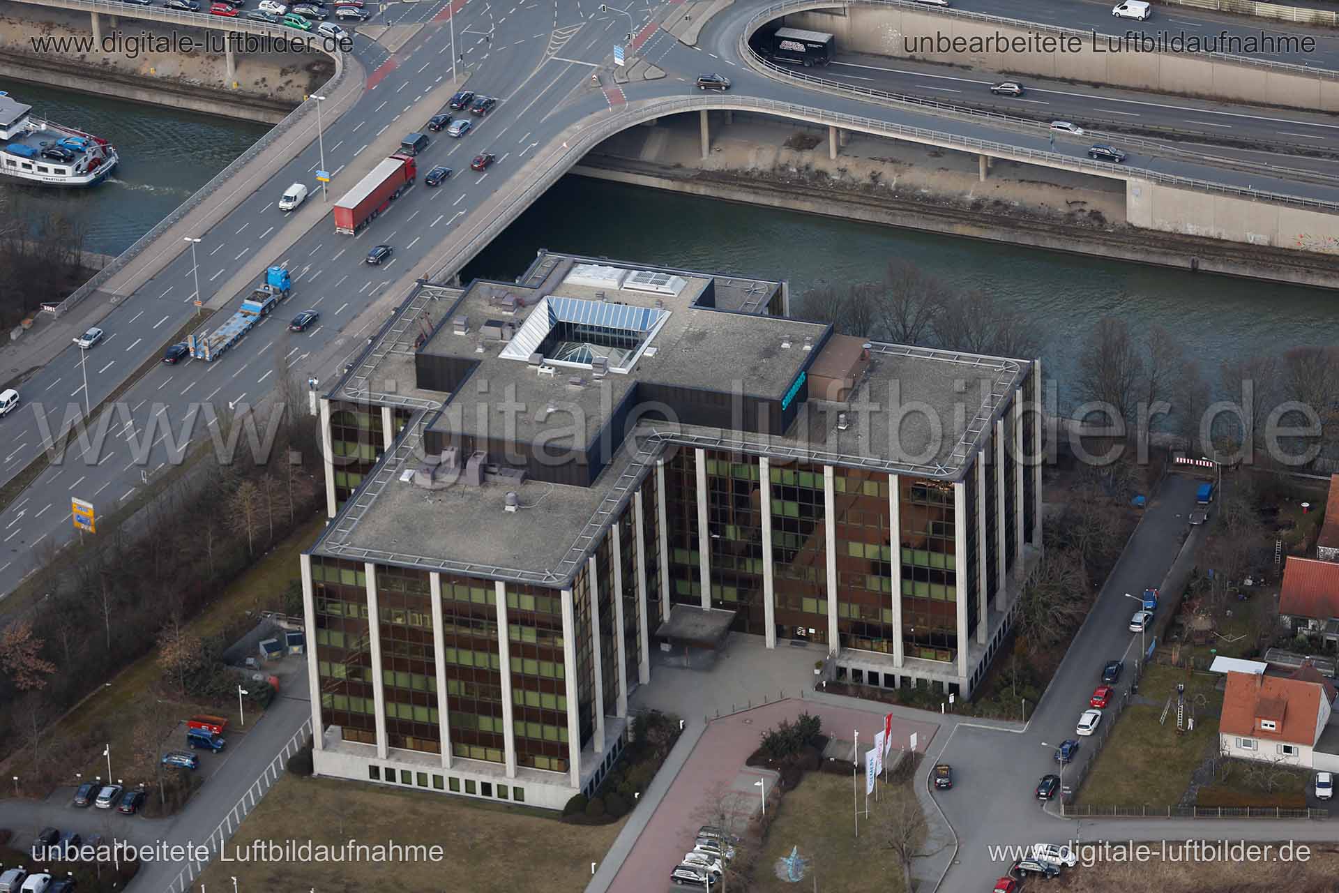 Titel: Siemens, Bildnummer: c135800, Ort / Stadt: Nürnberg, (Land)Kreis: kreisfreie Stadt Nürnberg, Regierungsbezirk: Mittelfranken, Bundesland: Bayern, Aufnahmedatum: 03.03.2015, Schlagwörter: Luftbild, Luftbilder, Luftbildfotografie, Luftaufnahme, Luftbildaufnahme, Luftfoto, Vogelperspektive, Vogelansicht, Deutschland, Schräg- und Senkrecht-Luftaufnahmen, Orthofotografie, Siemens, Main-Donau-Kanal, Kanal, Architektur, Schweinauer Hauptstraße, Gewässer, Gewerbeflächen & Gewerbeimmobilien, Monat