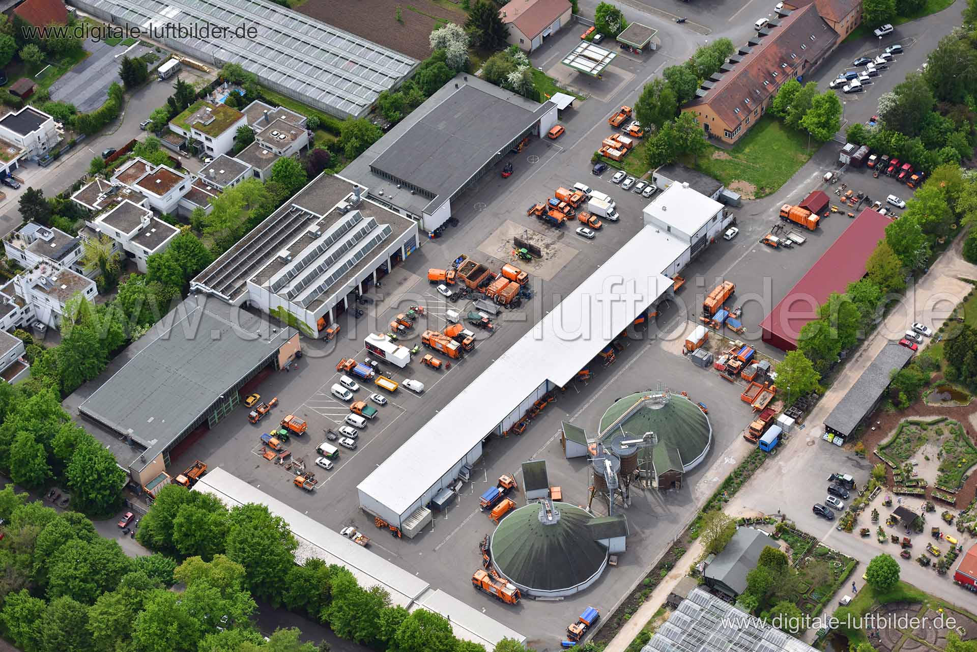 Titel: SÖR, Bildnummer: n144400, Ort / Stadt: Nürnberg, (Land)Kreis: kreisfreie Stadt Nürnberg, Regierungsbezirk: Mittelfranken, Bundesland: Bayern, Aufnahmedatum: 11.05.2015, Schlagwörter: Luftbild, Luftbilder, Luftbildfotografie, Luftaufnahme, Luftbildaufnahme, Luftfoto, Vogelperspektive, Vogelansicht, Deutschland, Schräg- und Senkrecht-Luftaufnahmen, Orthofotografie, Silo, Tank, Streusalz, Salz, Winterdienst, Servicebetrieb Öffentlicher Raum (SÖR), Stadt Nürnberg, Braillestraße, Großreuth hin