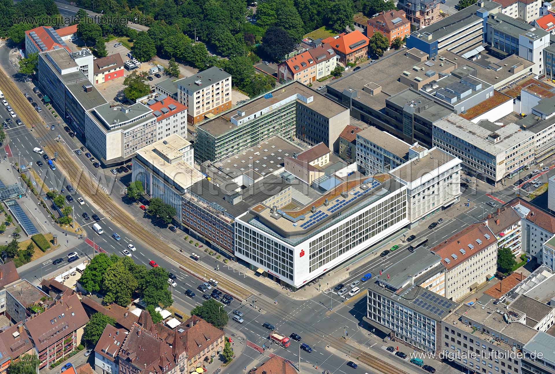 Titel: Sparkasse Marientorgraben, Bildnummer: n055540, Ort / Stadt: Nürnberg, (Land)Kreis: kreisfreie Stadt Nürnberg, Regierungsbezirk: Mittelfranken, Bundesland: Bayern, Aufnahmedatum: 19.07.2013, Schlagwörter: Luftbild, Luftbilder, Luftbildfotografie, Luftaufnahme, Luftbildaufnahme, Luftfoto, Vogelperspektive, Vogelansicht, Deutschland, Schräg- und Senkrecht-Luftaufnahmen, Orthofotografie, Sparkasse, Bank, Marientor, Marientorgraben, Marienstraße, Blumenstraße, Gleißbühlstraße, Zwinger, Lorenz