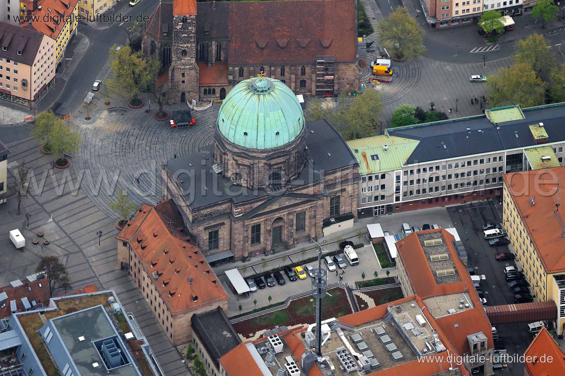 Titel: St. Elisabethkirche, Bildnummer: cb99580, Ort / Stadt: Nürnberg, (Land)Kreis: kreisfreie Stadt Nürnberg, Regierungsbezirk: Mittelfranken, Bundesland: Bayern, Aufnahmedatum: 10.04.2014, Schlagwörter: Luftbild, Luftbilder, Luftbildfotografie, Luftaufnahme, Luftbildaufnahme, Luftfoto, Vogelperspektive, Vogelansicht, Deutschland, Schräg- und Senkrecht-Luftaufnahmen, Orthofotografie, St. Elisabethkirche, Jakobsplatz, Innenstadt, Altstadt, Kirche, Jakobskirche, Monat: April, Jahreszeit: Frühlin