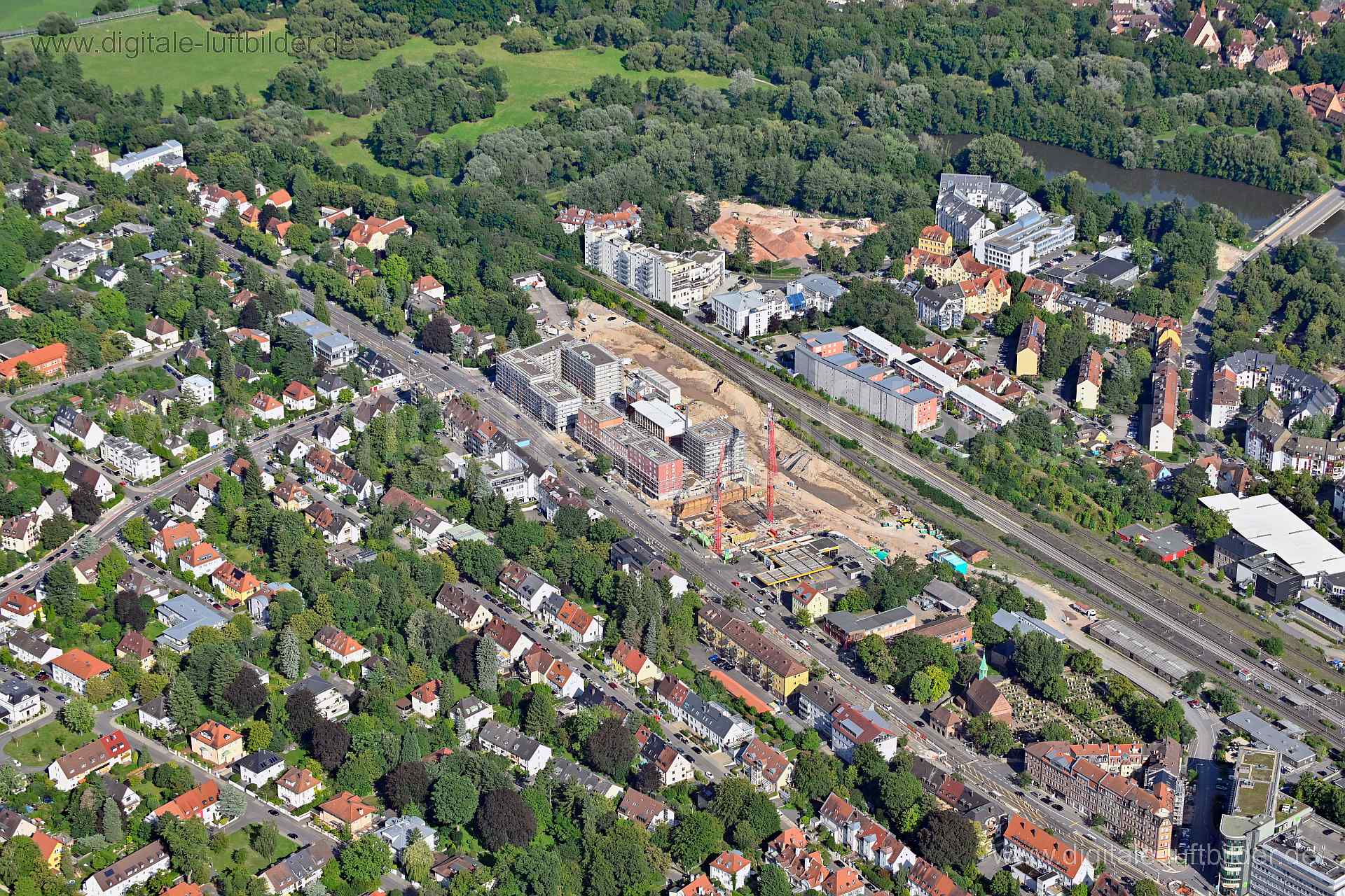 Titel: St. Jobst, Bildnummer: n515330, Ort / Stadt: Nürnberg, (Land)Kreis: kreisfreie Stadt Nürnberg, Regierungsbezirk: Mittelfranken, Bundesland: Bayern, Aufnahmedatum: 11.08.2023, Schlagwörter: Deutschland, 90491, Am Ostbahnhof, Bülowstraße, Erlenstegenstraße, Ewaldstraße, Gluckstraße, Grimmstraße, Jobster Straße, Martin-Albert-Straße, Nürnberg, Sibeliusstraße, Steuerwald-Landmann-Straße, Thumenberger Weg, Weißer Weg, Wilhelm-Raabe-Straße, Äußere Sulzbacher Straße, Monopol 491, Baustelle, Groß