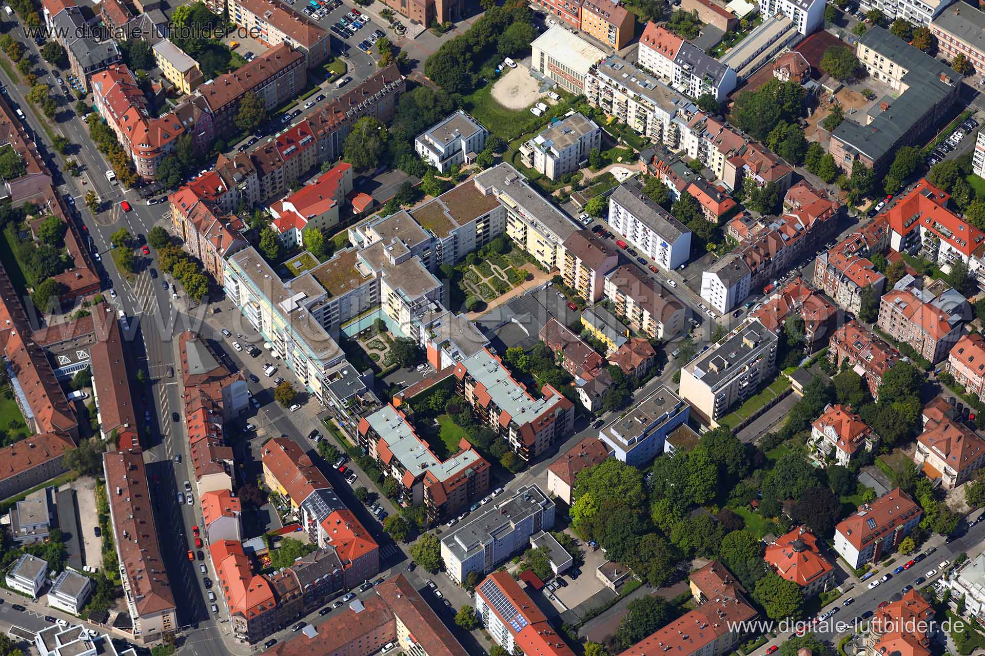 Titel: St. Johannis, Bildnummer: c240990, Ort / Stadt: Nürnberg, (Land)Kreis: kreisfreie Stadt Nürnberg, Regierungsbezirk: Mittelfranken, Bundesland: Bayern, Aufnahmedatum: 15.08.2017, Schlagwörter: Luftbild, Luftbilder, Luftbildfotografie, Luftaufnahme, Luftbildaufnahme, Luftfoto, Vogelperspektive, Vogelansicht, Deutschland, Schräg- und Senkrecht-Luftaufnahmen, Orthofotografie, St. Johannis, Lange Zeile, Leuchsstraße, Adam-Kraft-Straße, Innere Hallerstraße, Palmplatz, Sandrartstraße, Johannisst
