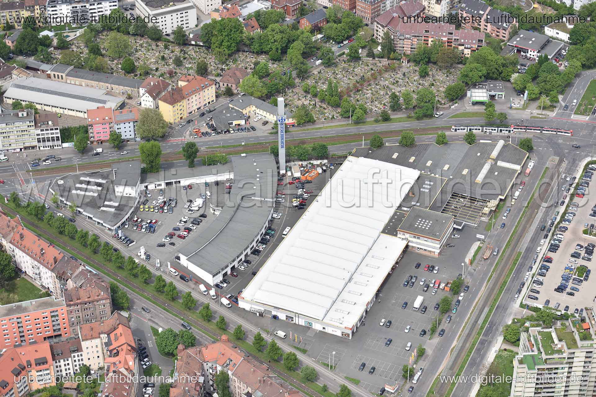 Titel: St. Peter, Bildnummer: n144610, Ort / Stadt: Nürnberg, (Land)Kreis: kreisfreie Stadt Nürnberg, Regierungsbezirk: Mittelfranken, Bundesland: Bayern, Aufnahmedatum: 11.05.2015, Schlagwörter: Luftbild, Luftbilder, Luftbildfotografie, Luftaufnahme, Luftbildaufnahme, Luftfoto, Vogelperspektive, Vogelansicht, Deutschland, Schräg- und Senkrecht-Luftaufnahmen, Orthofotografie, St. Peter, Regensburger Straße, 90478, Scharerstraße, Hainstraße, Fischbach, Citroen, Norma, Parkplatz, Hallerschloss, Lu