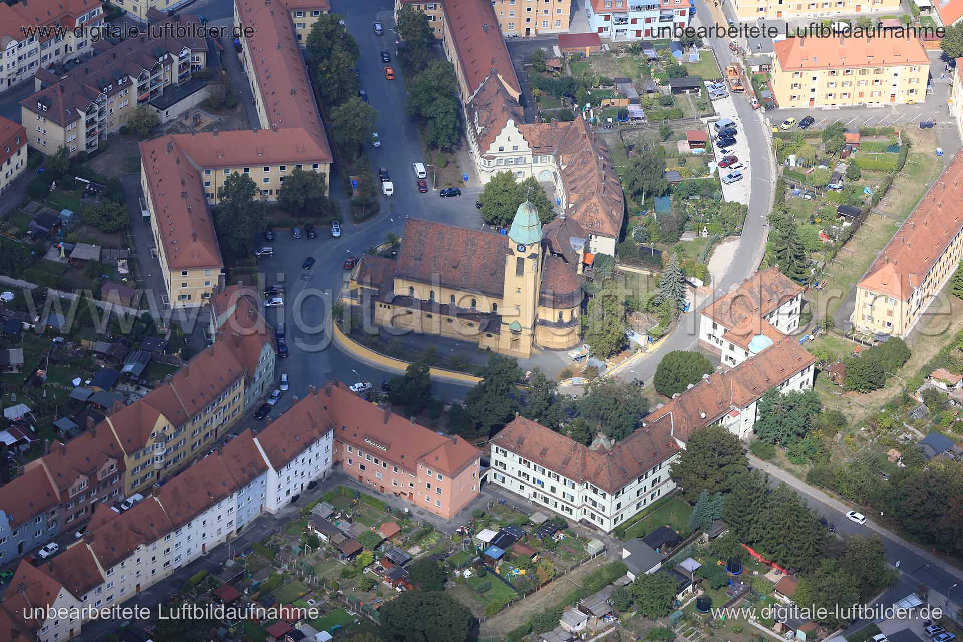 Titel: St. Willibald Kirche, Bildnummer: c161880, Ort / Stadt: Nürnberg, (Land)Kreis: kreisfreie Stadt Nürnberg, Regierungsbezirk: Mittelfranken, Bundesland: Bayern, Aufnahmedatum: 10.09.2015, Schlagwörter: Luftbild, Luftbilder, Luftbildfotografie, Luftaufnahme, Luftbildaufnahme, Luftfoto, Vogelperspektive, Vogelansicht, Deutschland, Schräg- und Senkrecht-Luftaufnahmen, Orthofotografie, Rangierbahnhof-Siedlung, Zengerstraße, Romigstraße, Klenzestraße, Paulistraße, Kirche, St. Willibald Kirche, S