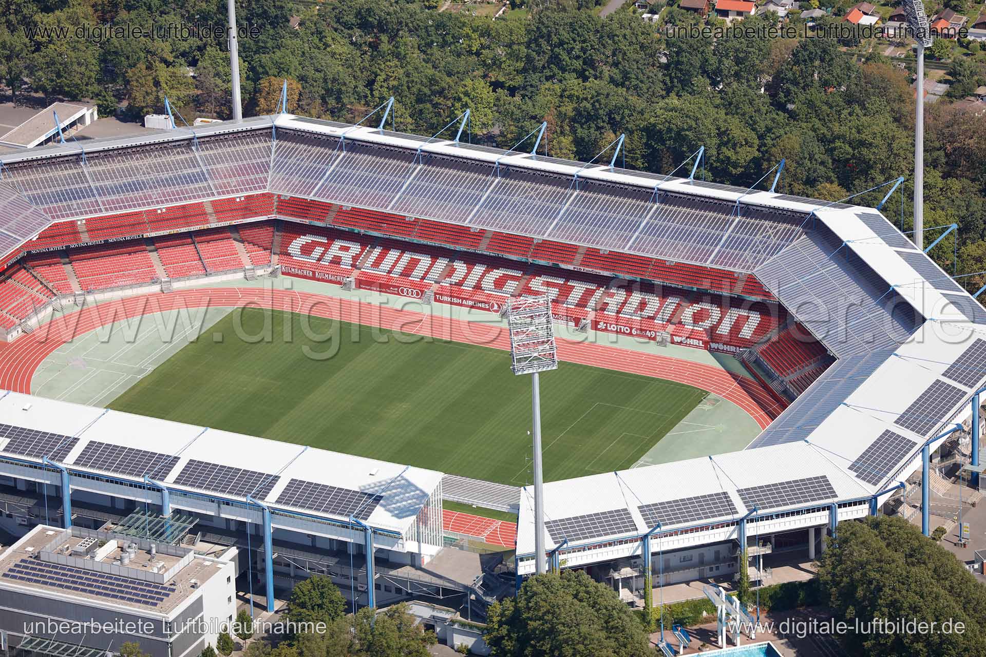 Titel: Stadion, Bildnummer: c153720, Ort / Stadt: Nürnberg, (Land)Kreis: kreisfreie Stadt Nürnberg, Regierungsbezirk: Mittelfranken, Bundesland: Bayern, Aufnahmedatum: 26.08.2015, Schlagwörter: Luftbild, Luftbilder, Luftbildfotografie, Luftaufnahme, Luftbildaufnahme, Luftfoto, Vogelperspektive, Vogelansicht, Deutschland, Schräg- und Senkrecht-Luftaufnahmen, Orthofotografie, Fussballstadion, Stadion, Fussballplatz, Zuschauertribüne, Grundigstadion, Max-Morlock-Stadion, Frankenstadion, Flutlicht,