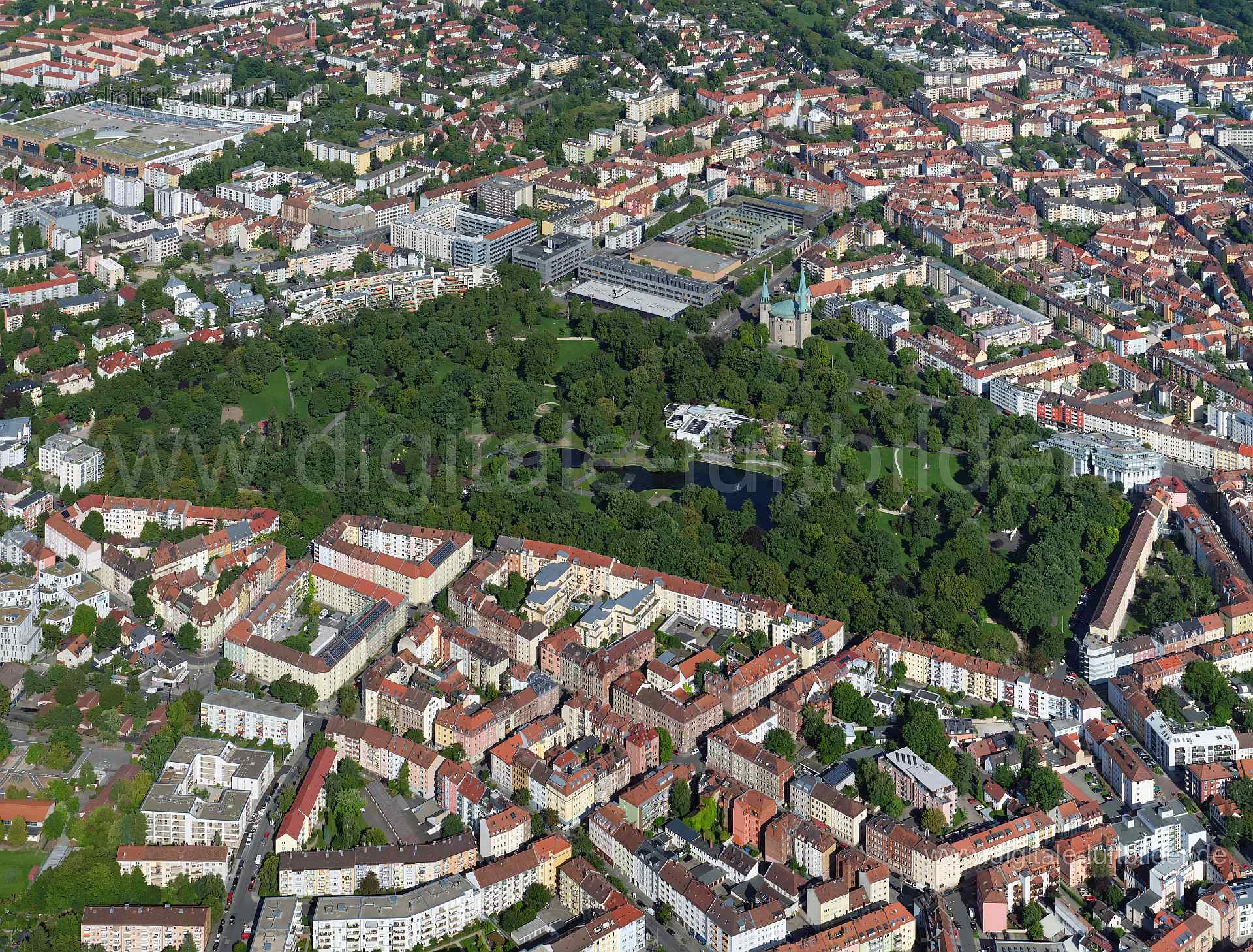 Titel: Stadtpark, Bildnummer: f514110, Ort / Stadt: Nürnberg, (Land)Kreis: kreisfreie Stadt Nürnberg, Regierungsbezirk: Mittelfranken, Bundesland: Bayern, Aufnahmedatum: 11.08.2023, Schlagwörter: Deutschland, 90409, Am Stadtpark, Berckhauserstraße, Brauhausstraße, Friedenstraße, Kantstraße, Löbleinstraße, Maxfeldstraße, Mörlgasse, Nietzschestraße, Nürnberg, Parkstraße, Schillerplatz, Stadtpark, Maxfeld, Großreuth hinter der Veste, Park, Rennweg, Schoppershof, Panorama, Monat: August, Jahreszeit: