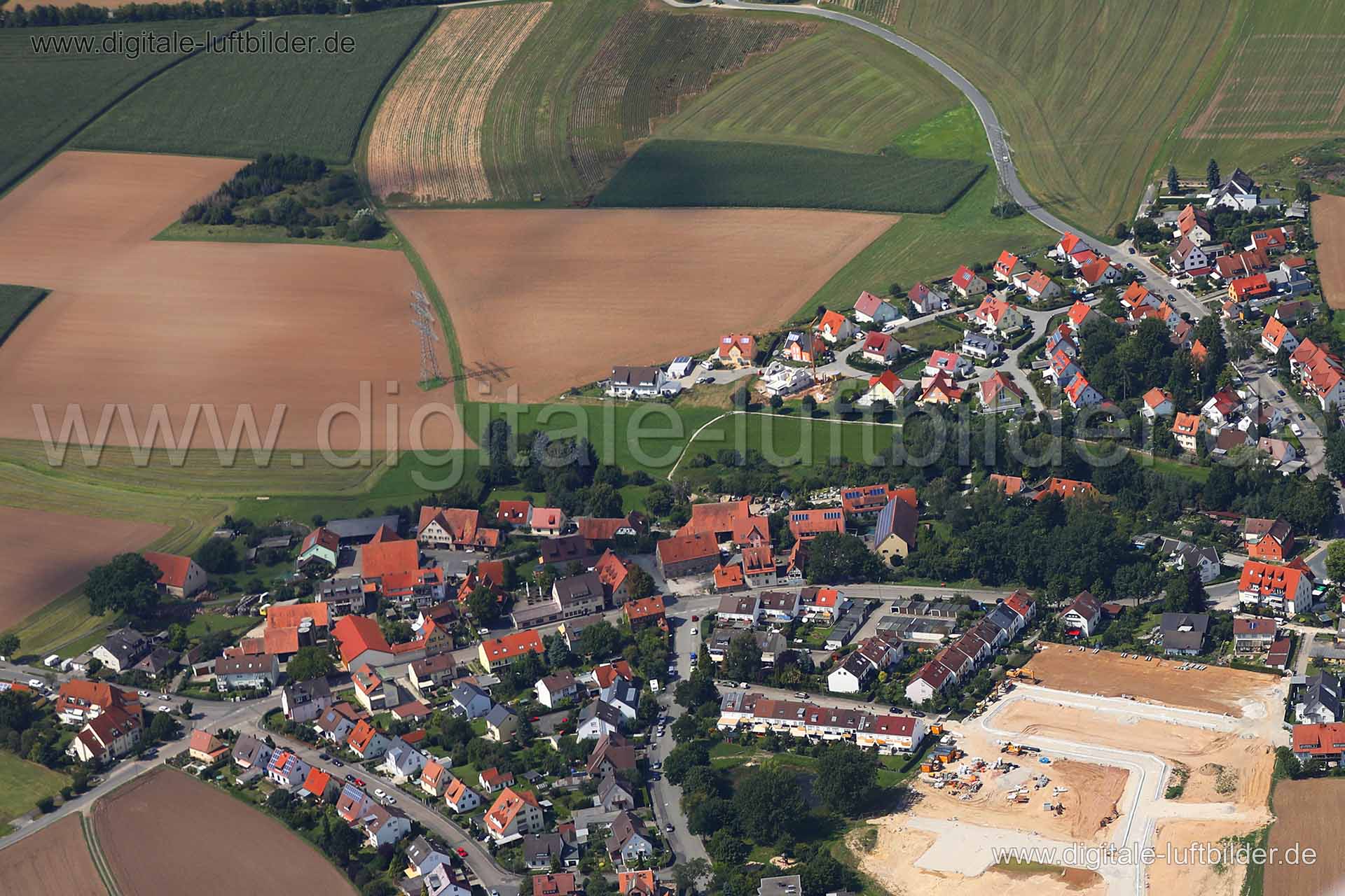 Titel: Stein, Bildnummer: c241790, Ort / Stadt: Nürnberg, (Land)Kreis: kreisfreie Stadt Nürnberg, Regierungsbezirk: Mittelfranken, Bundesland: Bayern, Aufnahmedatum: 15.08.2017, Schlagwörter: Luftbild, Luftbilder, Luftbildfotografie, Luftaufnahme, Luftbildaufnahme, Luftfoto, Vogelperspektive, Vogelansicht, Deutschland, Schräg- und Senkrecht-Luftaufnahmen, Orthofotografie, Stein, Deutenbach, Regelsbacher Straße, Gerstenstraße, Haferstraße, Kornstraße, Monat: August, Jahreszeit: Sommer, Tageszeit: