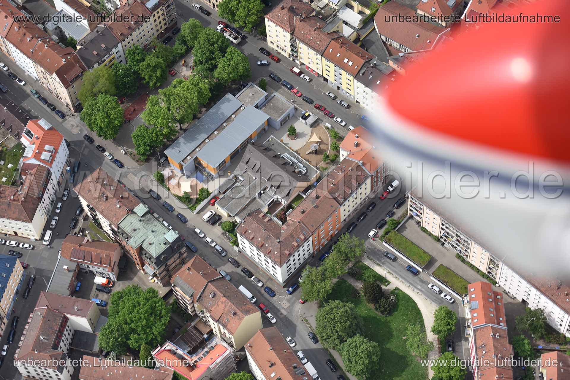 Titel: Strauchstraße, Bildnummer: n147960, Ort / Stadt: Nürnberg, (Land)Kreis: kreisfreie Stadt Nürnberg, Regierungsbezirk: Mittelfranken, Bundesland: Bayern, Aufnahmedatum: 11.05.2015, Schlagwörter: Luftbild, Luftbilder, Luftbildfotografie, Luftaufnahme, Luftbildaufnahme, Luftfoto, Vogelperspektive, Vogelansicht, Deutschland, Schräg- und Senkrecht-Luftaufnahmen, Orthofotografie, Strauchstraße, Harsdörfferplatz, Enderleinstraße, Südstadt, Monat: Mai, Jahreszeit: Sommer, Tageszeit: Mittag / Nachm
