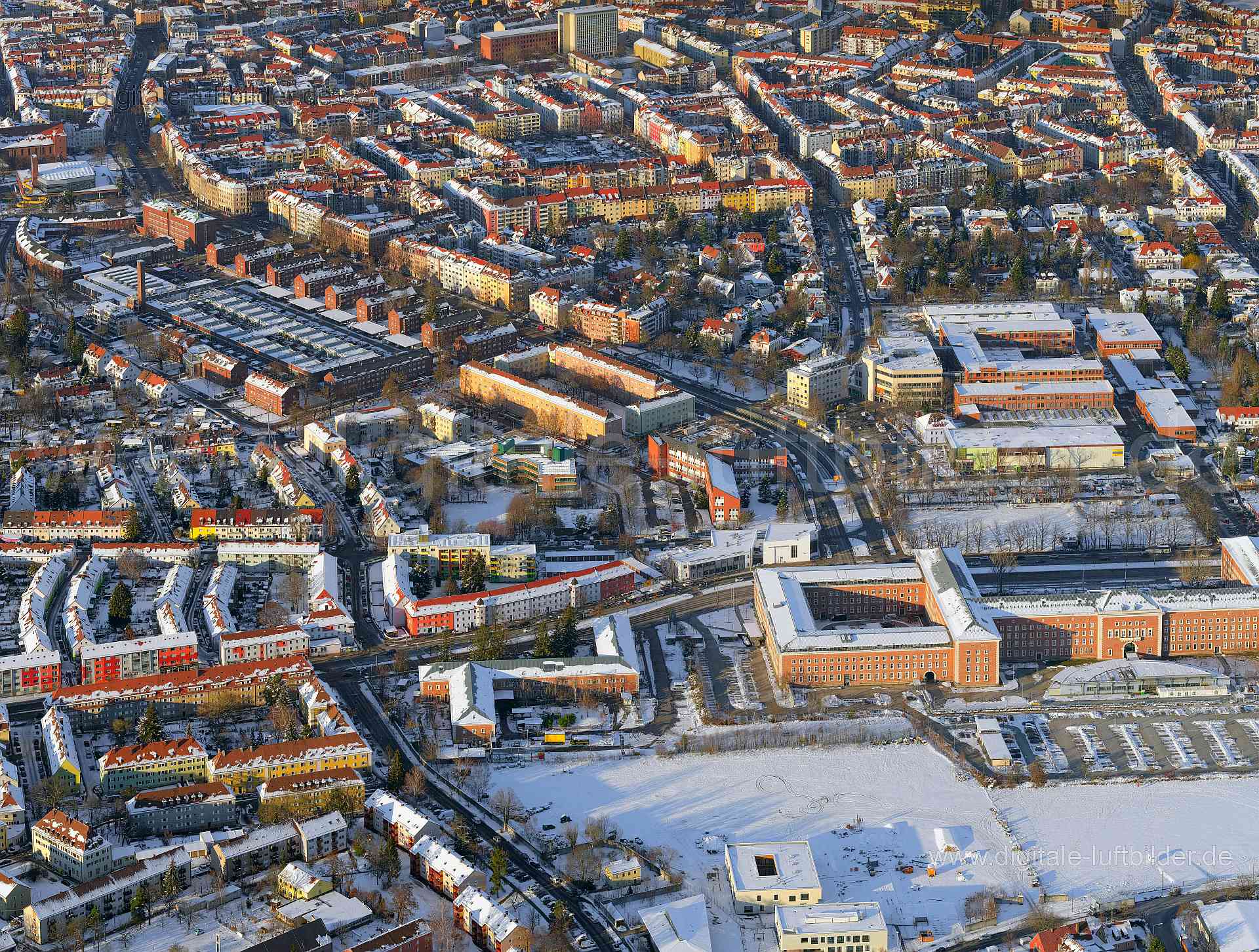 Titel: Südstadt, Bildnummer: f391990, Ort / Stadt: Nürnberg, (Land)Kreis: kreisfreie Stadt Nürnberg, Regierungsbezirk: Mittelfranken, Bundesland: Bayern, Aufnahmedatum: 13.02.2021, Schlagwörter: Luftbild, Luftbilder, Luftbildfotografie, Luftaufnahme, Luftbildaufnahme, Luftfoto, Vogelperspektive, Vogelansicht, Schräg- und Senkrecht-Luftaufnahmen, Orthofotografie, Deutschland, Schnee, Eis, 90461, Nürnberg, Sperberstraße, Rugierstraße, Kleestraße, Pflugstraße, Allersberger Straße, Frankenstraße, Go