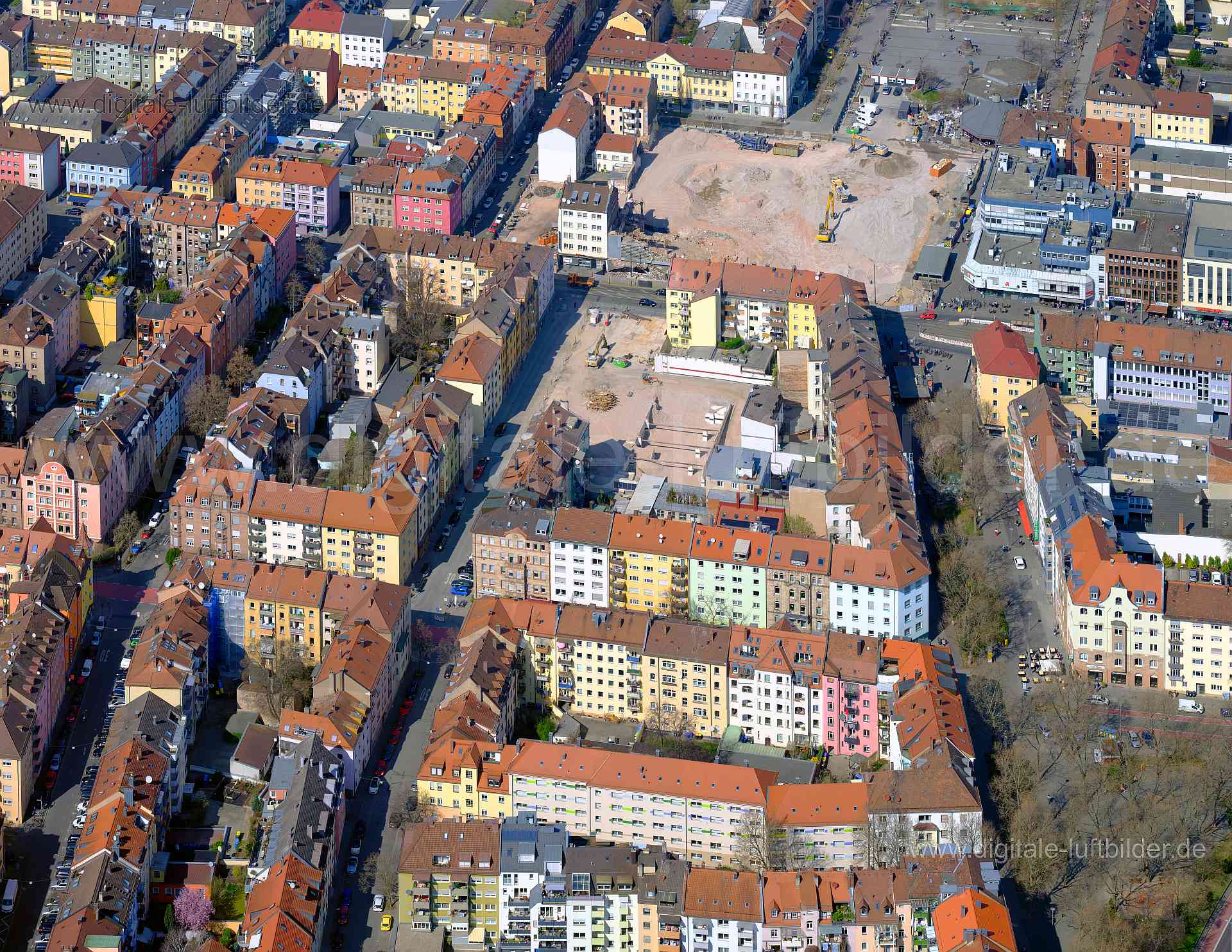 Titel: ggü von Kaufhof, Bildnummer: f470200, Ort / Stadt: Nürnberg, (Land)Kreis: kreisfreie Stadt Nürnberg, Regierungsbezirk: Mittelfranken, Bundesland: Bayern, Aufnahmedatum: 28.03.2022, Schlagwörter: Luftbild, Luftbilder, Luftbildfotografie, Luftaufnahme, Luftbildaufnahme, Luftfoto, Vogelperspektive, Vogelansicht, Deutschland, , Aufseßplatz, Südstadt, Schocken, Kaufhof, Abriss, Baustelle, Großbaustelle, Baufläche, Abrissarbeiten, Monat: März, Jahreszeit: Frühling, Tageszeit: Mittag / Nachmitta