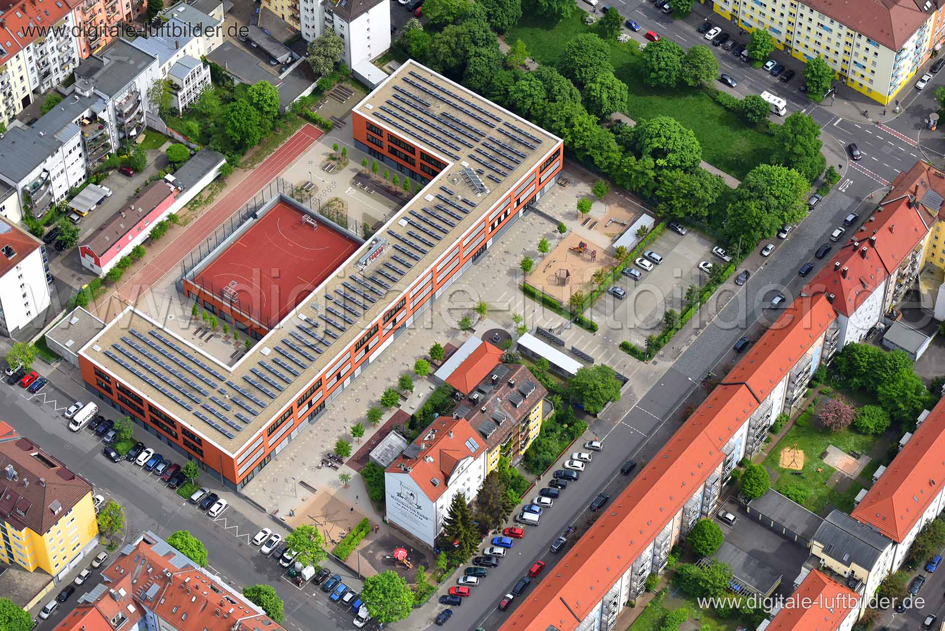 Titel: Südstadt, Bildnummer: n147340, Ort / Stadt: Nürnberg, (Land)Kreis: kreisfreie Stadt Nürnberg, Regierungsbezirk: Mittelfranken, Bundesland: Bayern, Aufnahmedatum: 11.05.2015, Schlagwörter: Luftbild, Luftbilder, Luftbildfotografie, Luftaufnahme, Luftbildaufnahme, Luftfoto, Vogelperspektive, Vogelansicht, Deutschland, Schräg- und Senkrecht-Luftaufnahmen, Orthofotografie, Neubau, Schule, Südstadt, Pillenreuther Straße, Monat: Mai, Jahreszeit: Sommer, Tageszeit: Mittag / Nachmittag, Jahr: 2015