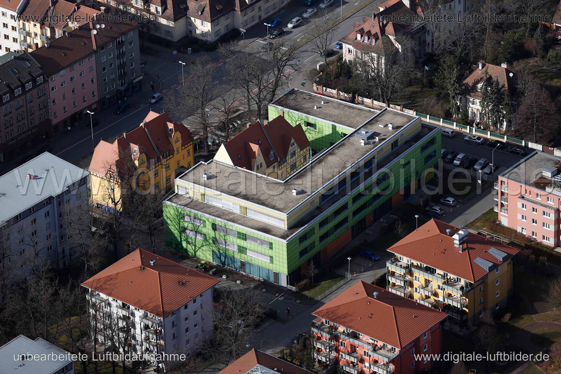 Titel: Südstadtforum, Bildnummer: c135290, Ort / Stadt: Nürnberg, (Land)Kreis: kreisfreie Stadt Nürnberg, Regierungsbezirk: Mittelfranken, Bundesland: Bayern, Aufnahmedatum: 03.03.2015, Schlagwörter: Luftbild, Luftbilder, Luftbildfotografie, Luftaufnahme, Luftbildaufnahme, Luftfoto, Vogelperspektive, Vogelansicht, Deutschland, Schräg- und Senkrecht-Luftaufnahmen, Orthofotografie, Pillenreuther Straße, Südpunkt, Südstadtforum, Sperberstraße, Südstadt, Neulichtenhofstraße, Architektur, Neubau, Gew