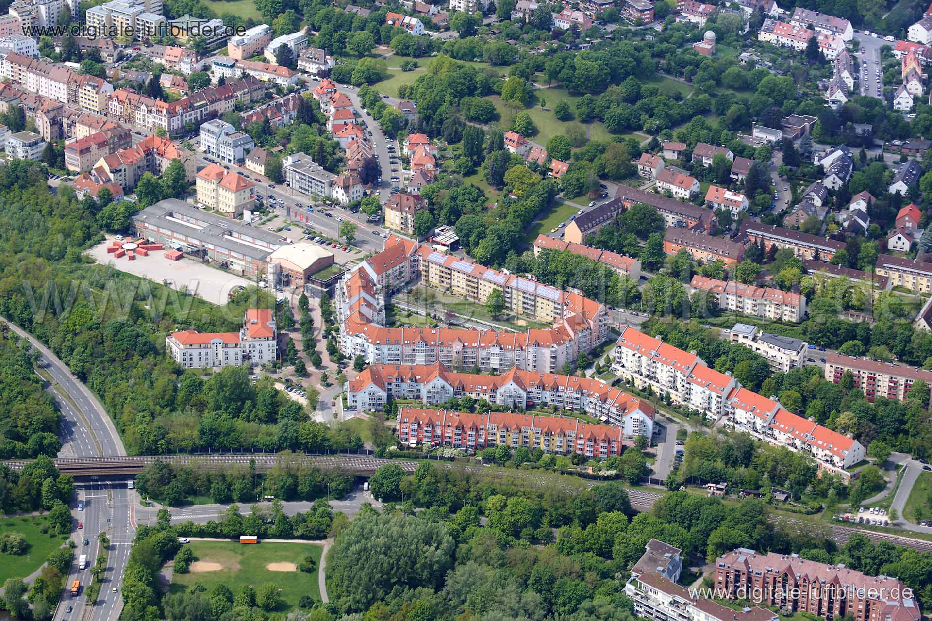 Titel: Tafelhalle, Bildnummer: c038520, Ort / Stadt: Nürnberg, (Land)Kreis: kreisfreie Stadt Nürnberg, Regierungsbezirk: Mittelfranken, Bundesland: Bayern, Aufnahmedatum: 15.05.2013, Schlagwörter: Luftbild, Luftbilder, Luftbildfotografie, Luftaufnahme, Luftbildaufnahme, Luftfoto, Vogelperspektive, Vogelansicht, Deutschland, Schräg- und Senkrecht-Luftaufnahmen, Orthofotografie, St. Jobst, Tafelhalle, Gustav-Heinemann-Brücke, Dr.-Carlo-Schmid-Straße, Leistnerweg, Kaeppelstraße, Walzwerkstraße, Ind