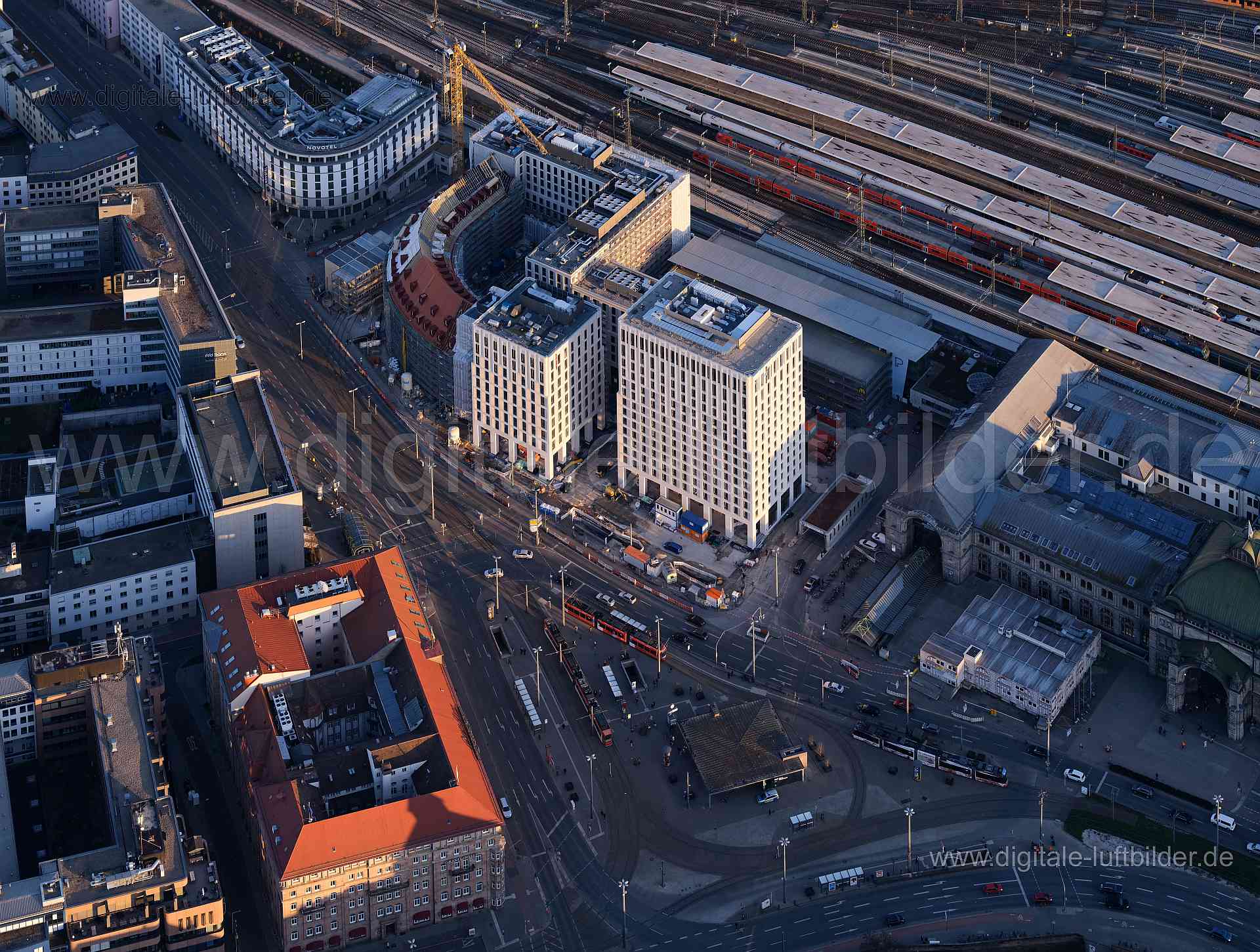 Titel: Tafelhof Palais, Bildnummer: f405810, Ort / Stadt: Nürnberg, (Land)Kreis: kreisfreie Stadt Nürnberg, Regierungsbezirk: Mittelfranken, Bundesland: Bayern, Aufnahmedatum: 06.03.2021, Schlagwörter: Luftbild, Luftbilder, Luftbildfotografie, Luftaufnahme, Luftbildaufnahme, Luftfoto, Vogelperspektive, Vogelansicht, Deutschland, Schräg- und Senkrecht-Luftaufnahmen, Orthofotografie, 90403, Nürnberg, 90402, 90443, Bahnhofstraße, Laufertormauer, Neutormauer, Gleißbühlstraße, Königstraße, Kartäusert