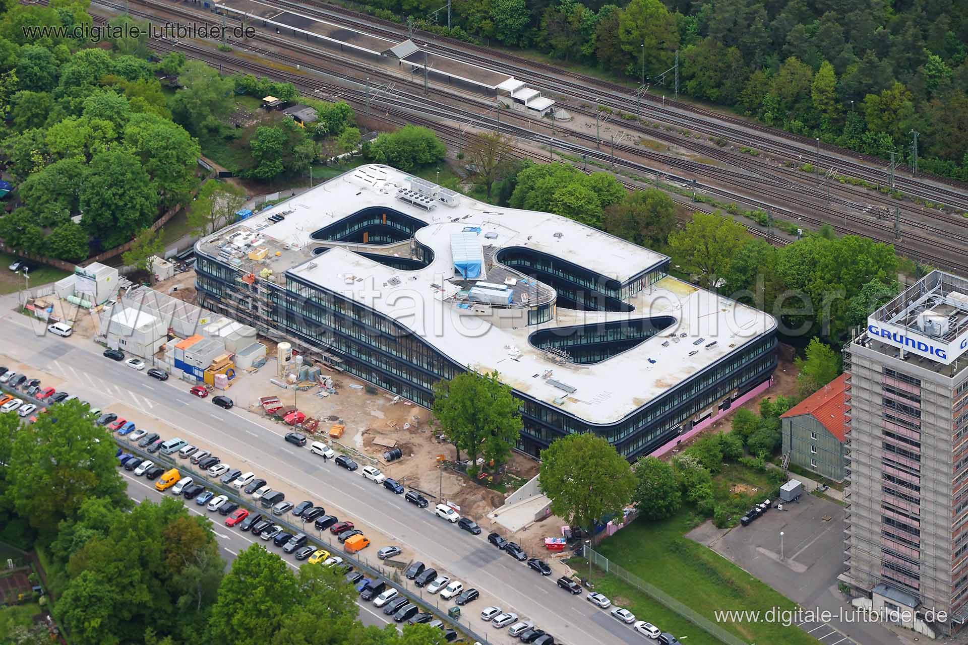 Titel: TeamBank Neubau Beuthener Straße, Bildnummer: c105630, Ort / Stadt: Nürnberg, (Land)Kreis: kreisfreie Stadt Nürnberg, Regierungsbezirk: Mittelfranken, Bundesland: Bayern, Aufnahmedatum: 03.05.2014, Schlagwörter: Luftbild, Luftbilder, Luftbildfotografie, Luftaufnahme, Luftbildaufnahme, Luftfoto, Vogelperspektive, Vogelansicht, Deutschland, Schräg- und Senkrecht-Luftaufnahmen, Orthofotografie, Teambank, Neubau, Beuthener Straße, Langwasser, Dutzendteich, Grundig, Grundigtürme, Grundig Türme