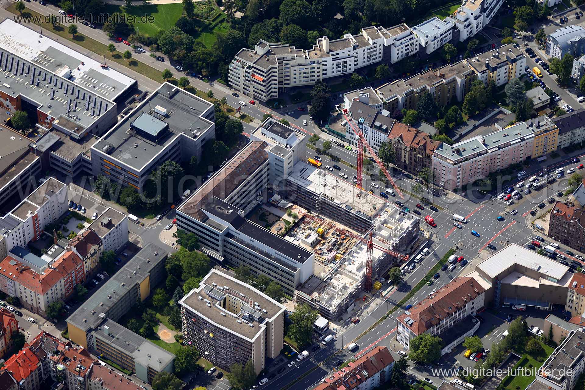 Titel: Tempohaus, Bildnummer: c244410, Ort / Stadt: Nürnberg, (Land)Kreis: kreisfreie Stadt Nürnberg, Regierungsbezirk: Mittelfranken, Bundesland: Bayern, Aufnahmedatum: 15.08.2017, Schlagwörter: Luftbild, Luftbilder, Luftbildfotografie, Luftaufnahme, Luftbildaufnahme, Luftfoto, Vogelperspektive, Vogelansicht, Deutschland, Schräg- und Senkrecht-Luftaufnahmen, Orthofotografie, Tempohaus, Äußere-Bayreuther-Straße, Virchowstraße, Welserstraße, Schoppershofstraße, Baustelle, Kran, Kräne, Alte Messeh