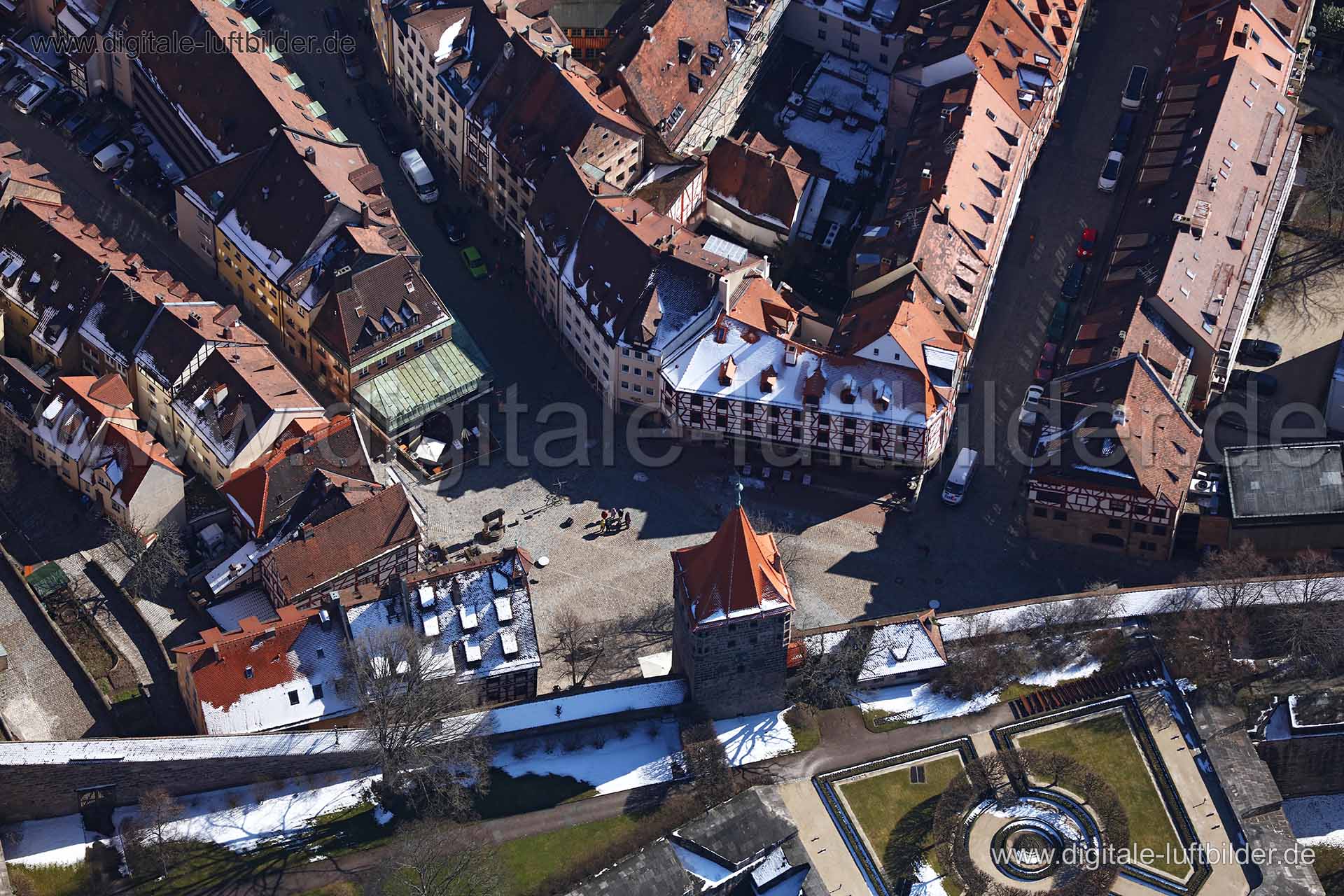 Titel: Tiergärtnertorplatz, Bildnummer: c251290, Ort / Stadt: Nürnberg, (Land)Kreis: kreisfreie Stadt Nürnberg, Regierungsbezirk: Mittelfranken, Bundesland: Bayern, Aufnahmedatum: 21.03.2018, Schlagwörter: Luftbild, Luftbilder, Luftbildfotografie, Luftaufnahme, Luftbildaufnahme, Luftfoto, Vogelperspektive, Vogelansicht, Deutschland, Schräg- und Senkrecht-Luftaufnahmen, Orthofotografie, Tiergärtnertorplatz, Albrecht-Dürer-Haus, Tiergärtnertor, Albrecht-Dürer-Straße, Burgstraße, Burggarten, Obere