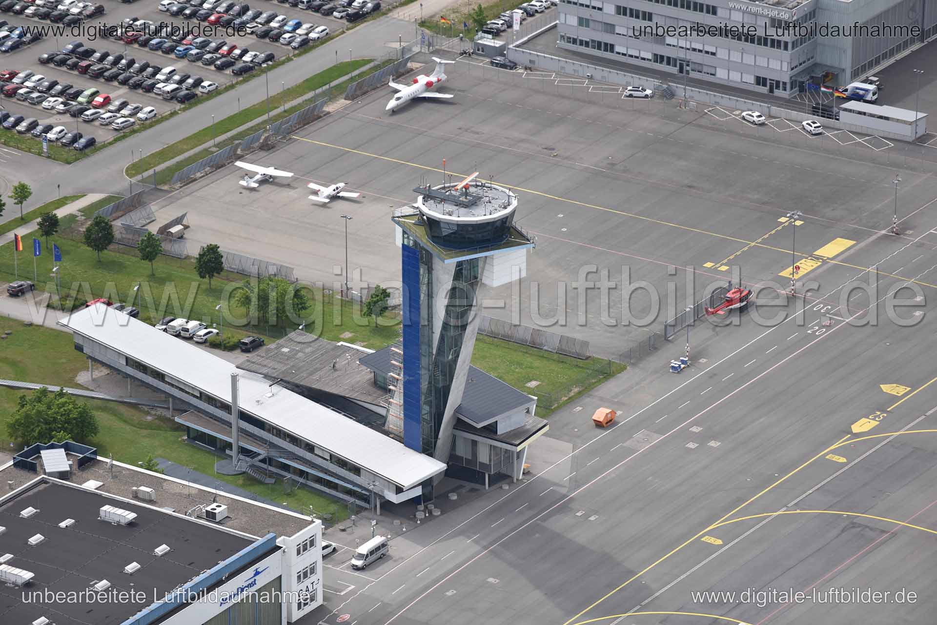 Titel: Tower, Bildnummer: n144290, Ort / Stadt: Nürnberg, (Land)Kreis: kreisfreie Stadt Nürnberg, Regierungsbezirk: Mittelfranken, Bundesland: Bayern, Aufnahmedatum: 11.05.2015, Schlagwörter: Luftbild, Luftbilder, Luftbildfotografie, Luftaufnahme, Luftbildaufnahme, Luftfoto, Vogelperspektive, Vogelansicht, Deutschland, Schräg- und Senkrecht-Luftaufnahmen, Orthofotografie, Airport, Flughafen, Flughafenstraße, 90411, Tower, Flugzeug, Rollfeld, Abstellplatz, Parken, Albrecht-Dürer-Airport, Parkplat