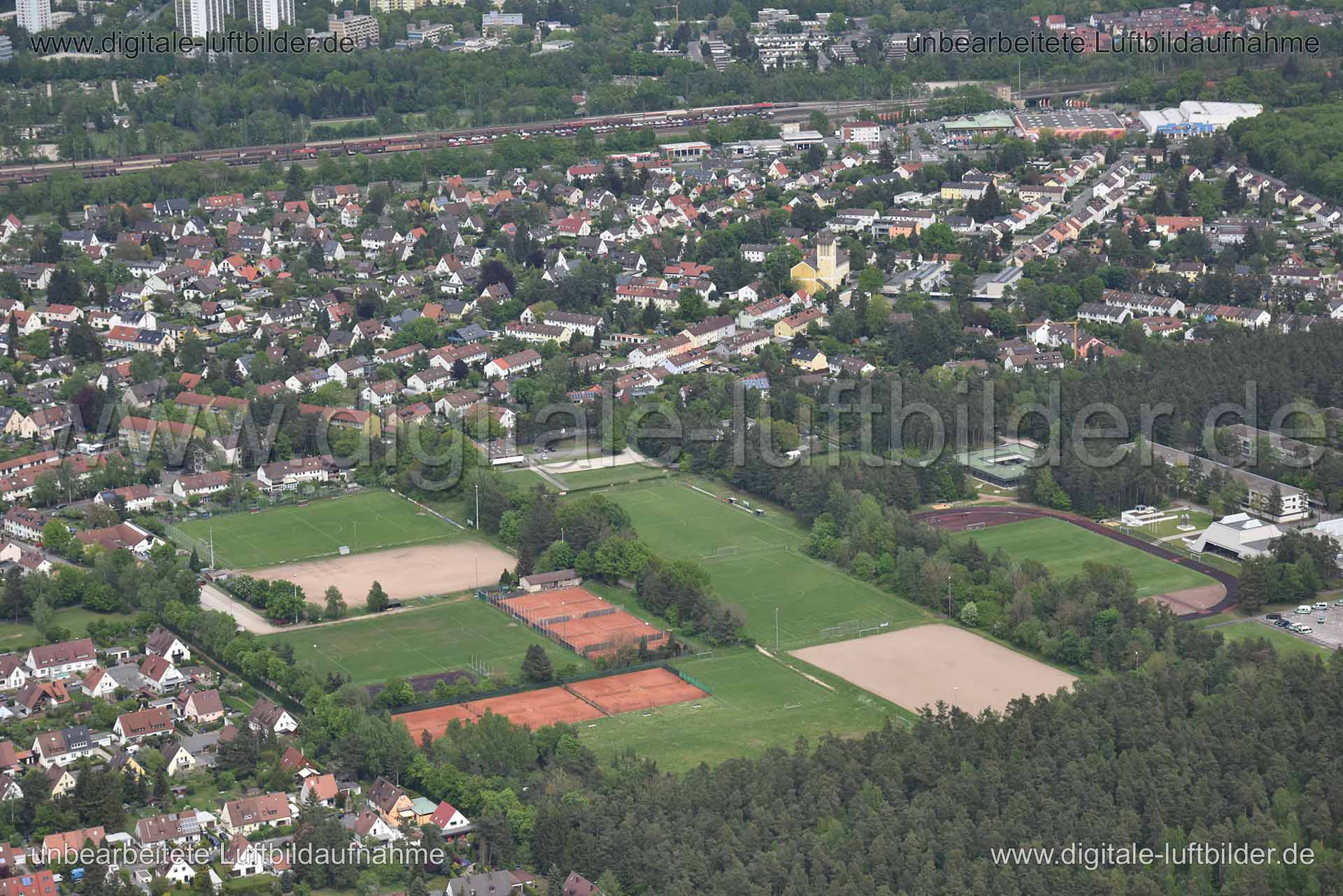 Titel: Trierer Straße, Bildnummer: n146550, Ort / Stadt: Nürnberg, (Land)Kreis: kreisfreie Stadt Nürnberg, Regierungsbezirk: Mittelfranken, Bundesland: Bayern, Aufnahmedatum: 11.05.2015, Schlagwörter: Luftbild, Luftbilder, Luftbildfotografie, Luftaufnahme, Luftbildaufnahme, Luftfoto, Vogelperspektive, Vogelansicht, Deutschland, Schräg- und Senkrecht-Luftaufnahmen, Orthofotografie, Trierer Straße, 90469, Kettelersiedlung, TSV Falkenheim, Sportplatz, Fussballplatz, Worzeldorfer Straße, Leerstetter