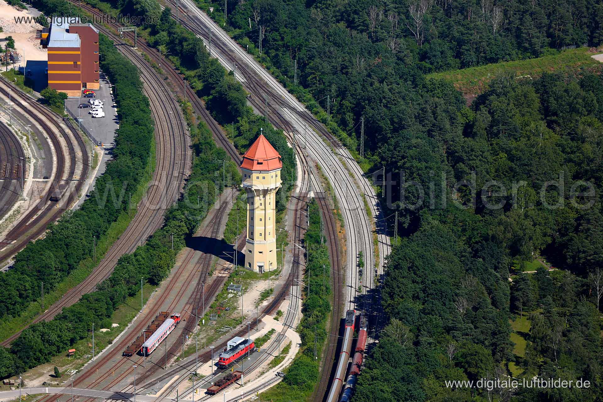 Titel: Turm am Rangierbahnhof, Bildnummer: c226150, Ort / Stadt: Nürnberg, (Land)Kreis: kreisfreie Stadt Nürnberg, Regierungsbezirk: Mittelfranken, Bundesland: Bayern, Aufnahmedatum: 23.06.2016, Schlagwörter: Luftbild, Luftbilder, Luftbildfotografie, Luftaufnahme, Luftbildaufnahme, Luftfoto, Vogelperspektive, Vogelansicht, Deutschland, Schräg- und Senkrecht-Luftaufnahmen, Orthofotografie, Rangierbahnhof, Turm, Altbau, Gleis, Gleise, Schienen, Wagon, Zug, Züge, Güterverkehr, Bahnverkehr, Turm am