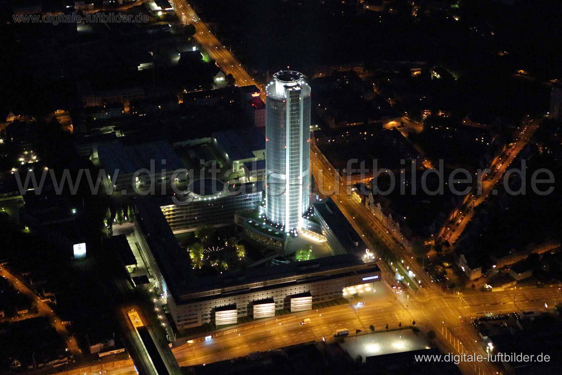 Titel: Turm der Nürnberger Versicherung, Bildnummer: c049810, Ort / Stadt: Nürnberg, (Land)Kreis: kreisfreie Stadt Nürnberg, Regierungsbezirk: Mittelfranken, Bundesland: Bayern, Aufnahmedatum: 18.05.2013, Schlagwörter: Luftbild, Luftbilder, Luftbildfotografie, Luftaufnahme, Luftbildaufnahme, Luftfoto, Vogelperspektive, Vogelansicht, Deutschland, Schräg- und Senkrecht-Luftaufnahmen, Orthofotografie, Nürnberger Versicherung, Business Tower, Ostendstraße, Hochhaus, Glasfassade, Gewerbeflächen, Gewe
