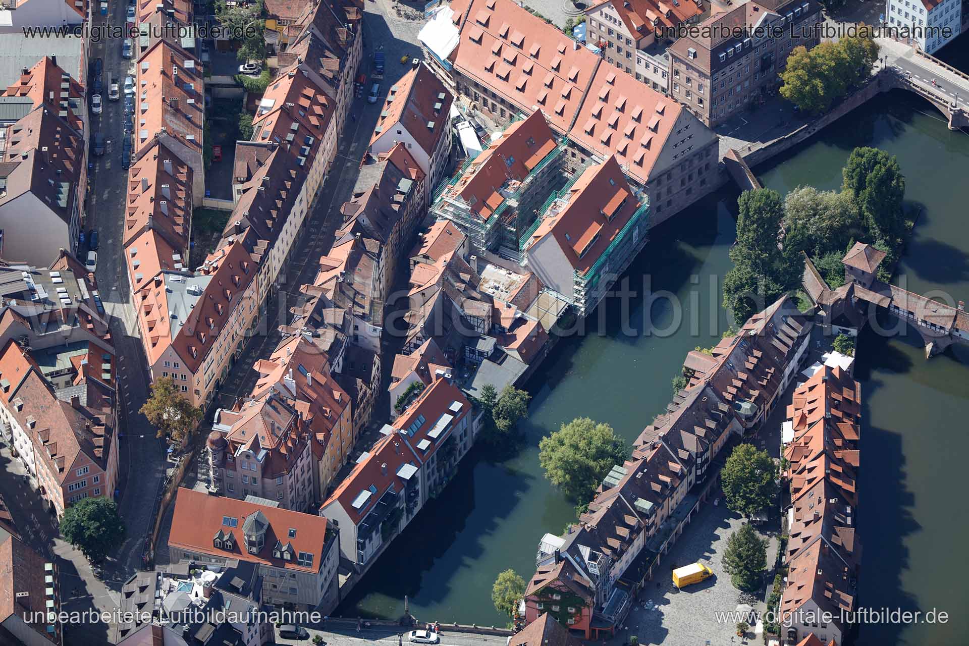 Titel: Untere Wörthstraße, Bildnummer: c155250, Ort / Stadt: Nürnberg, (Land)Kreis: kreisfreie Stadt Nürnberg, Regierungsbezirk: Mittelfranken, Bundesland: Bayern, Aufnahmedatum: 26.08.2015, Schlagwörter: Luftbild, Luftbilder, Luftbildfotografie, Luftaufnahme, Luftbildaufnahme, Luftfoto, Vogelperspektive, Vogelansicht, Deutschland, Schräg- und Senkrecht-Luftaufnahmen, Orthofotografie, Untere Wörthstraße, Obere Wörthstraße, Pegnitz, Henkersteg, Hintere Ledergasse, Trödelmarkt, Gewässer, Monat: Au