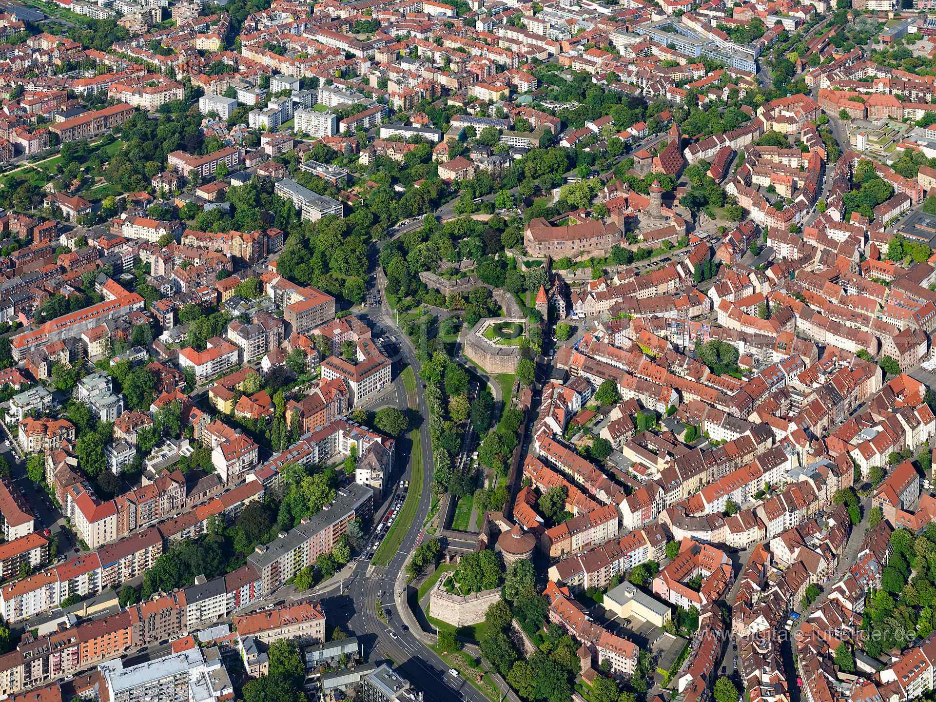 Titel: Vestnertorgraben, Bildnummer: f514190, Ort / Stadt: Nürnberg, (Land)Kreis: kreisfreie Stadt Nürnberg, Regierungsbezirk: Mittelfranken, Bundesland: Bayern, Aufnahmedatum: 11.08.2023, Schlagwörter: Deutschland, 90402, 90403, 90408, 90419, Agnesgasse, Albrecht-Dürer-Platz, Albrecht-Dürer-Straße, Am Hallertor, Am Ölberg, Arndtstraße, Augustinerstraße, Beim Tiergärtnertor, Bergstraße, Bindergasse, Brunnengäßchen, Bucher Straße, Burg, Burgschmietstraße, Burgstraße, Campestraße, Egidienplatz, Fr